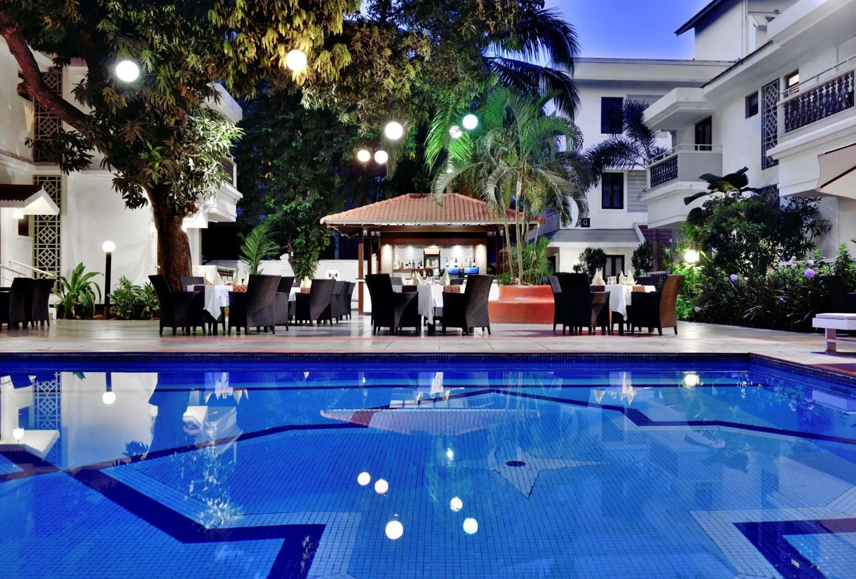 Restaurant/places to eat, Swimming Pool in Radisson Goa Candolim