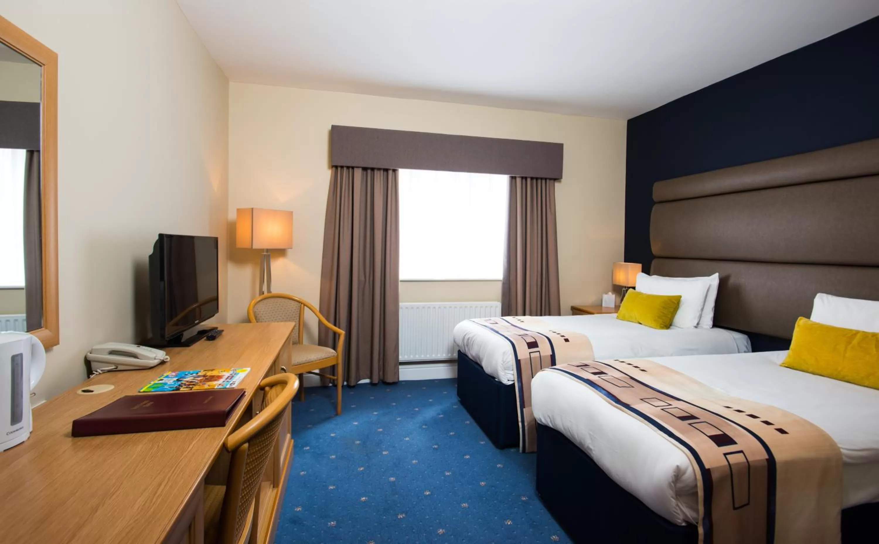 Photo of the whole room, Bed in Mercure Newbury West Grange Hotel