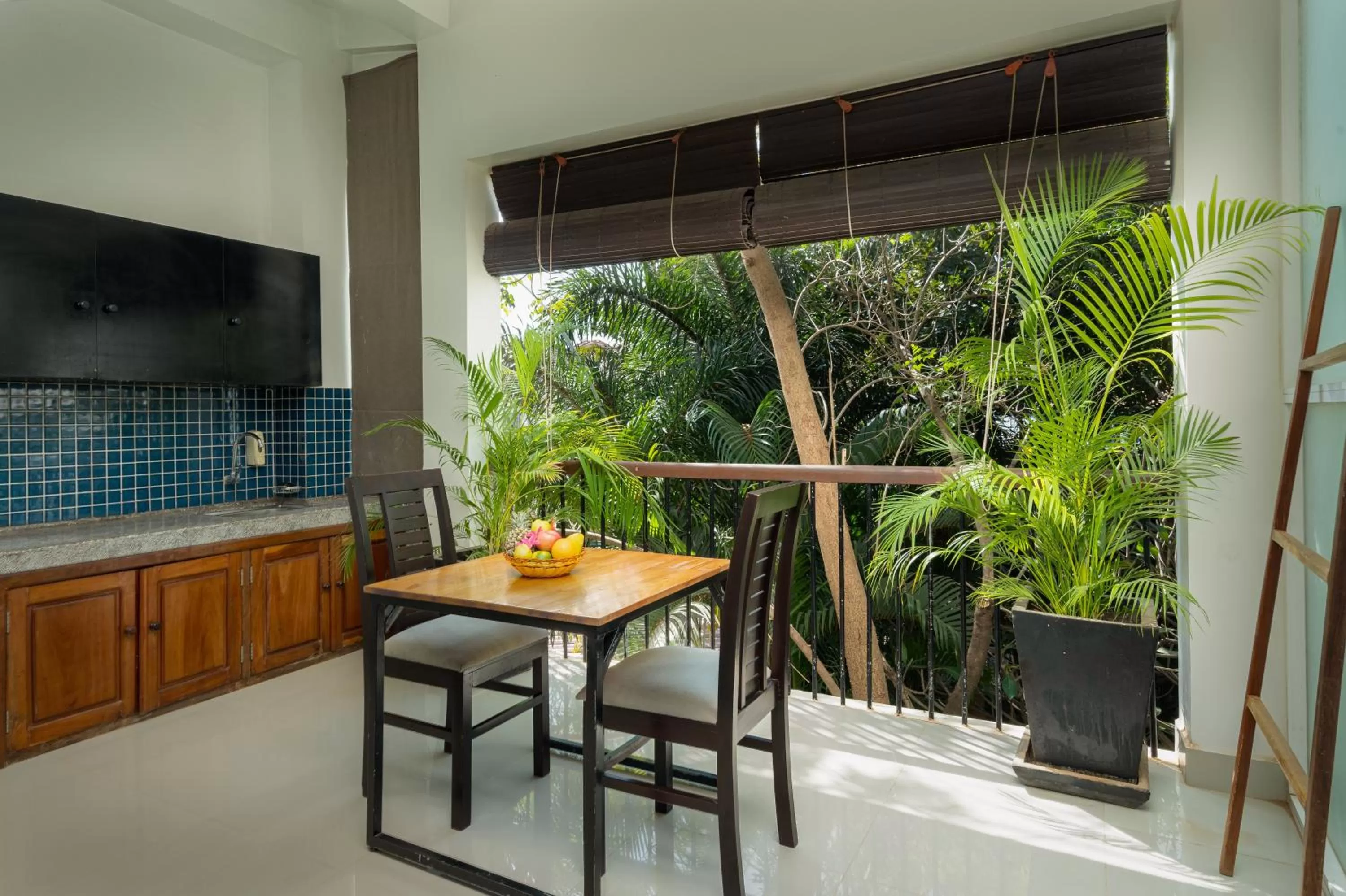 Dining area in Landing Gold by Amatak