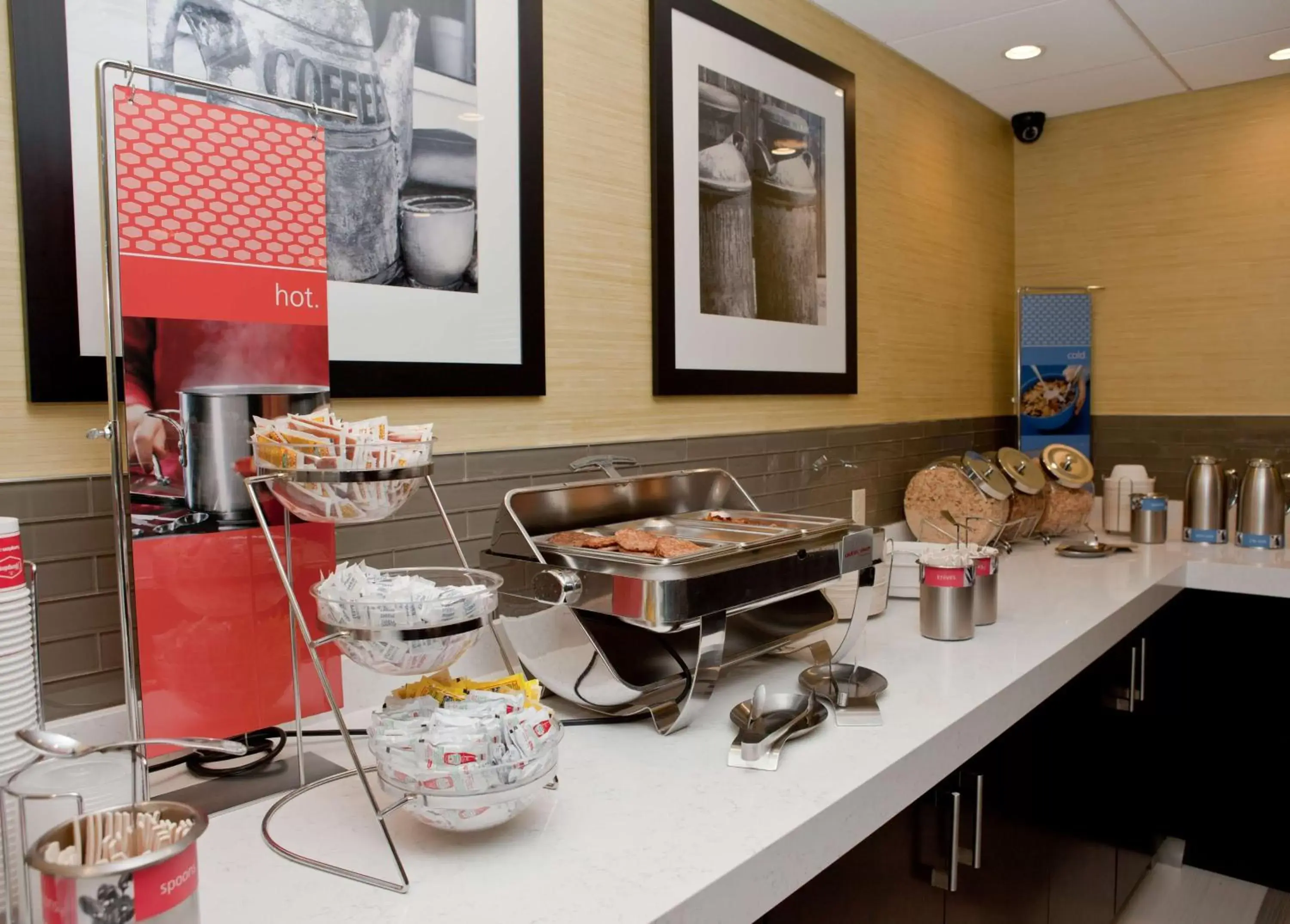 Breakfast, Kitchen/Kitchenette in Hampton Inn Ridgefield Park