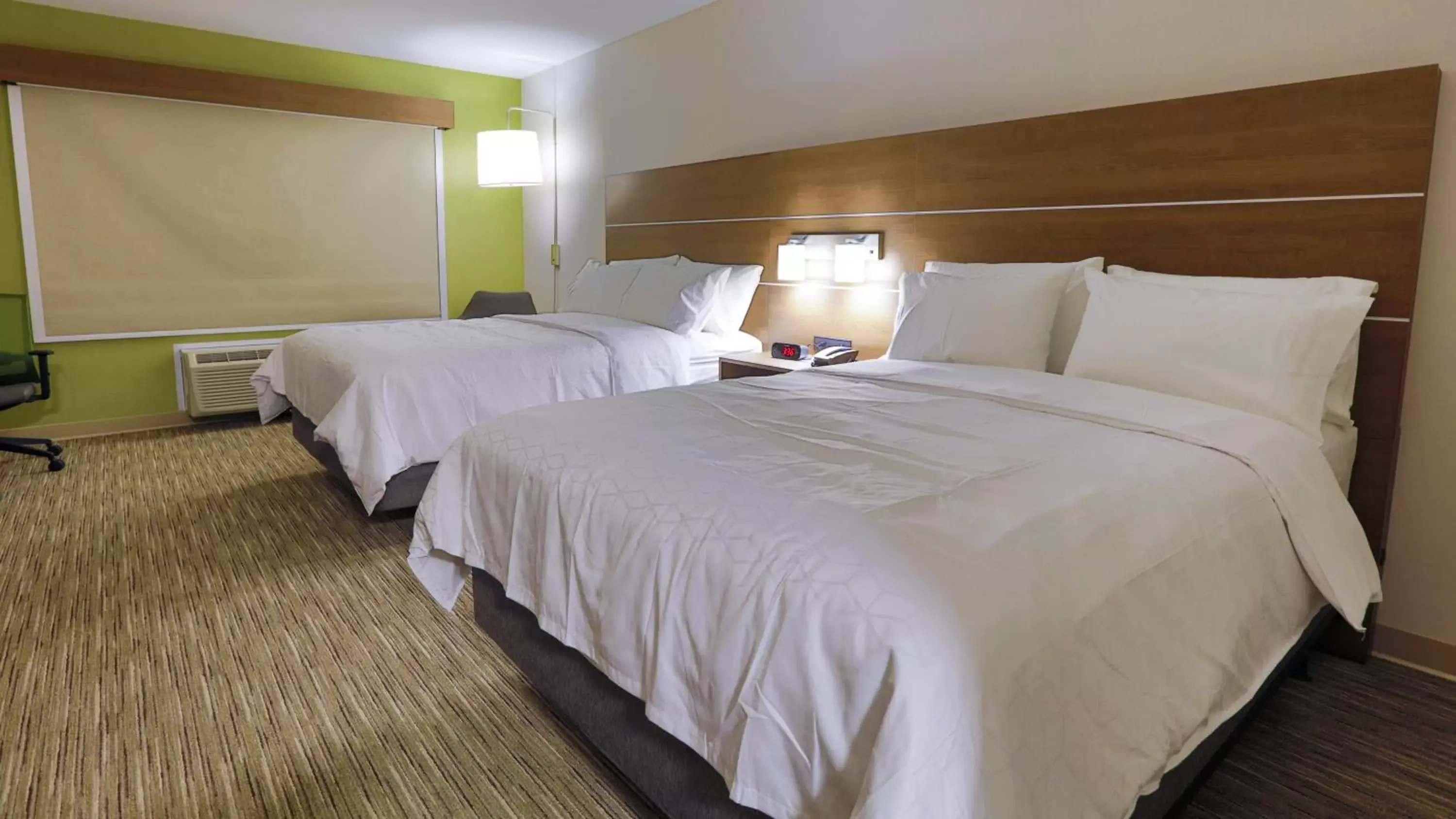 Photo of the whole room, Bed in Holiday Inn Express & Suites - Welland