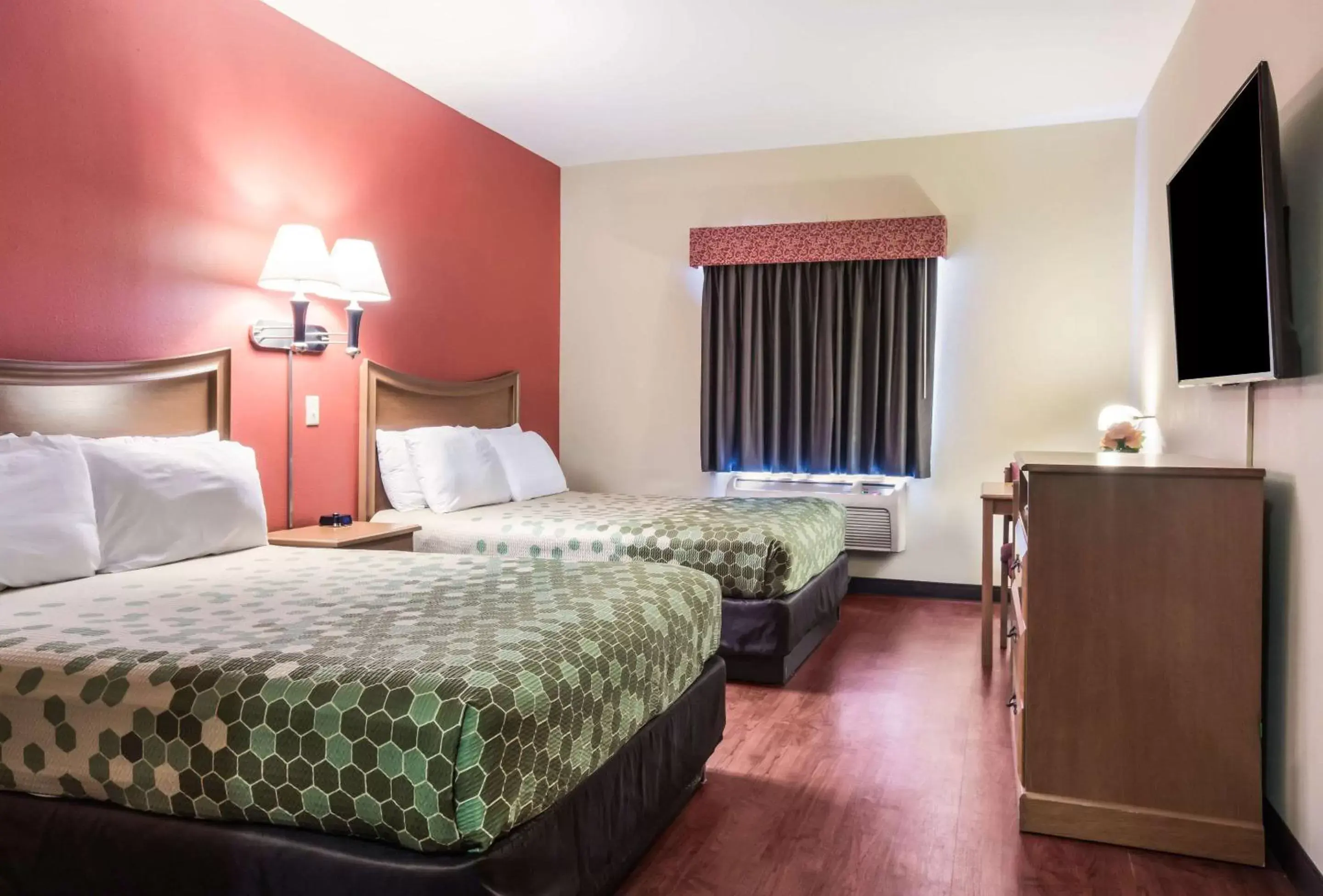 Photo of the whole room, Bed in Econo Lodge Inn & Suites Rockmart