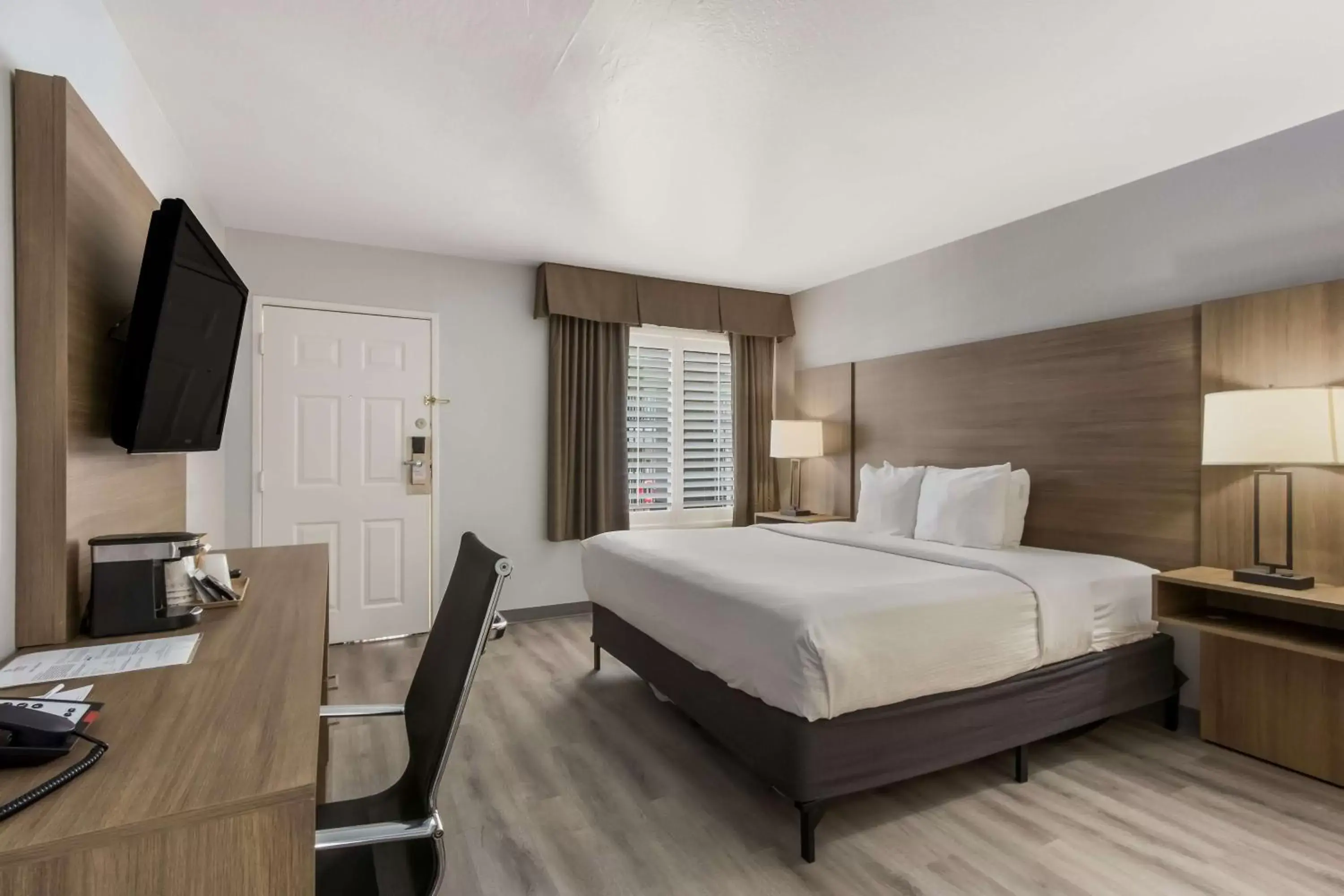 Bedroom in SureStay Plus Hotel by Best Western Tempe University