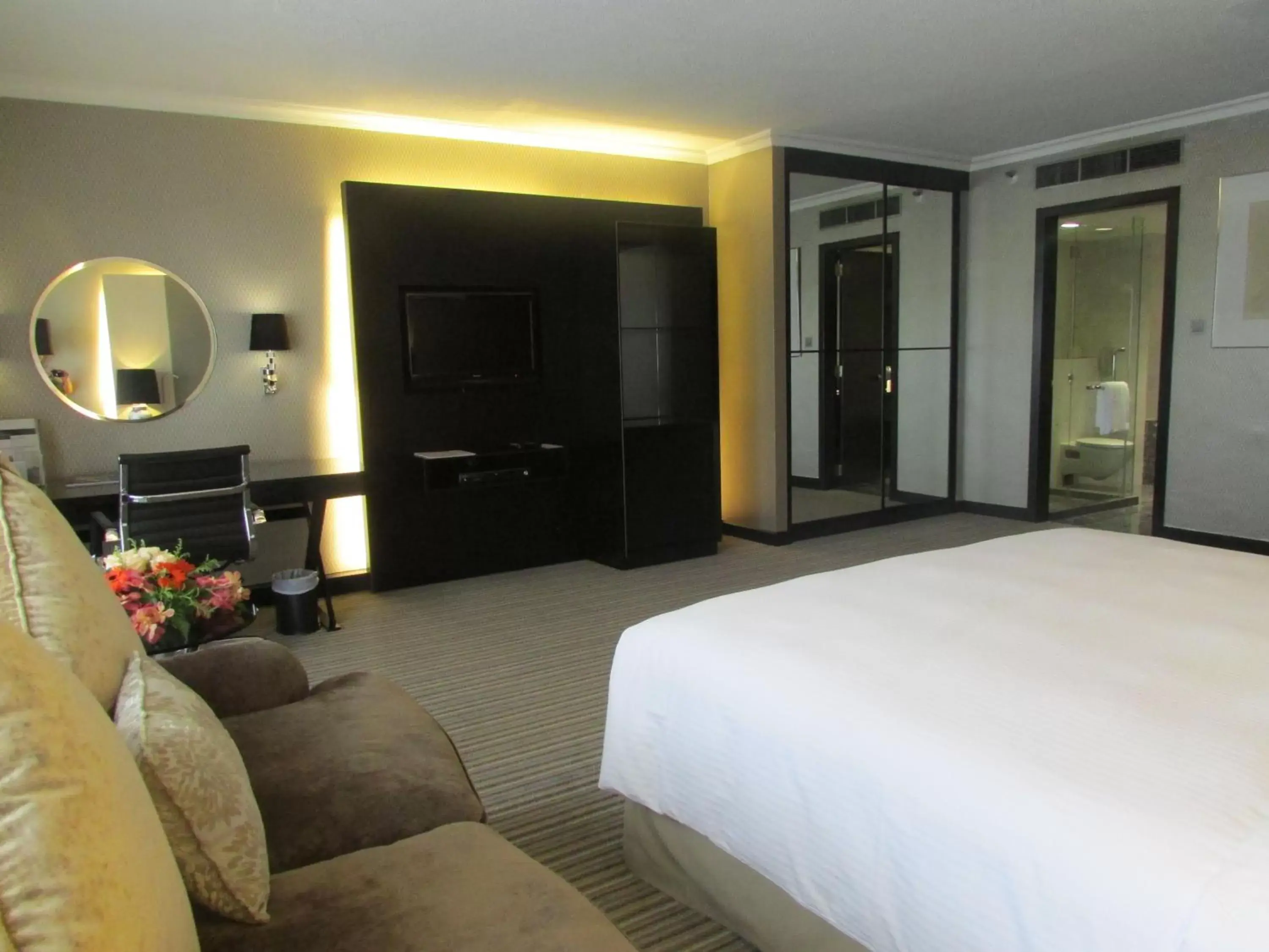 Bedroom, TV/Entertainment Center in Concorde Hotel Singapore