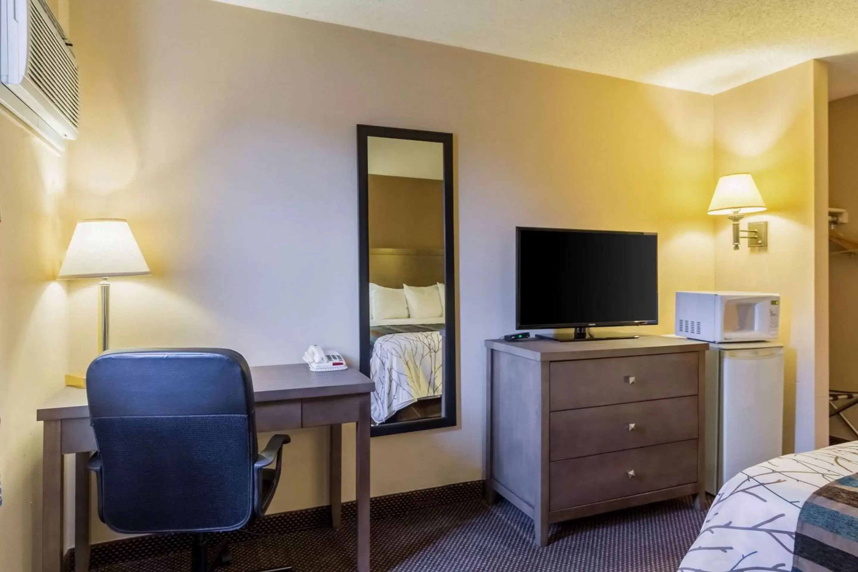 Photo of the whole room, TV/Entertainment Center in Rodeway Inn Red Wing