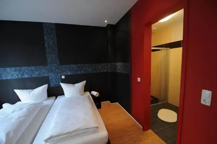 Comfort Single Room with Private Bathroom in HOLI-Berlin Hotel Comfort Single Room with Private Bathroom in HOLI-Berlin Hotel