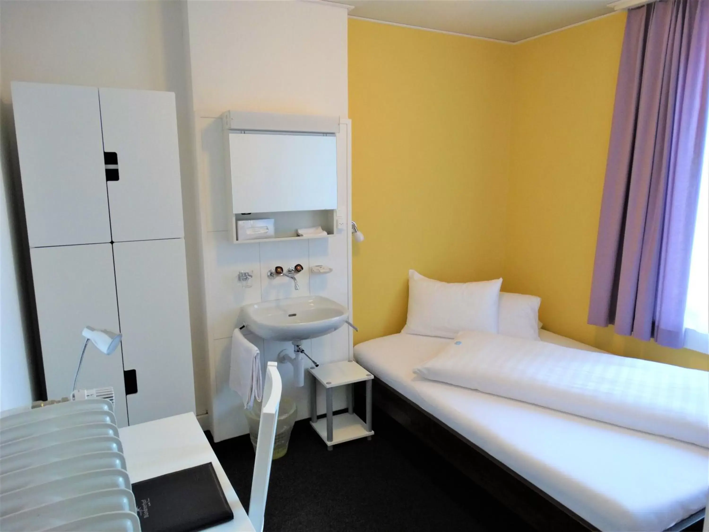 Bed, Bathroom in Hotel Bündnerhof