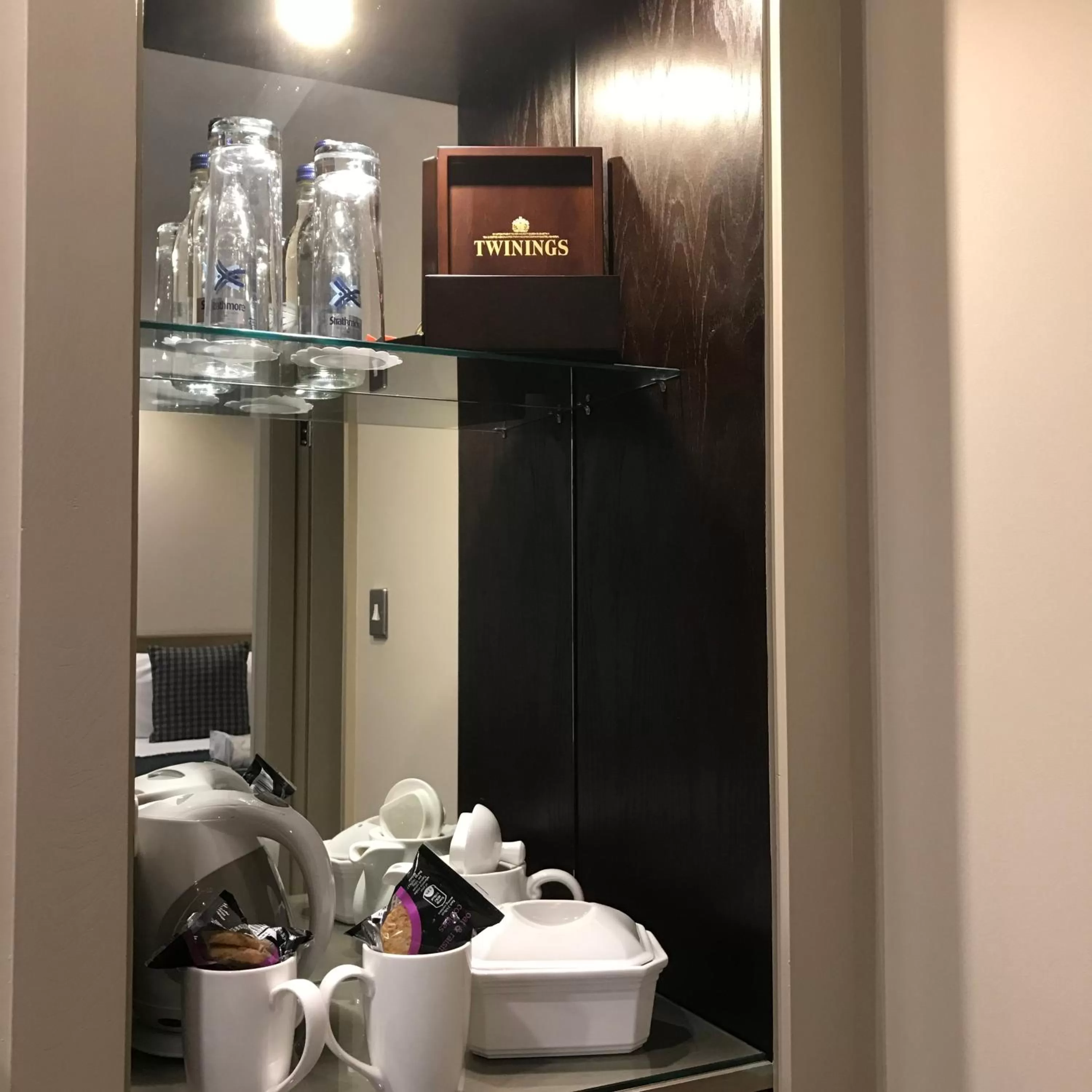 Coffee/tea facilities in Crown & Mitre Hotel