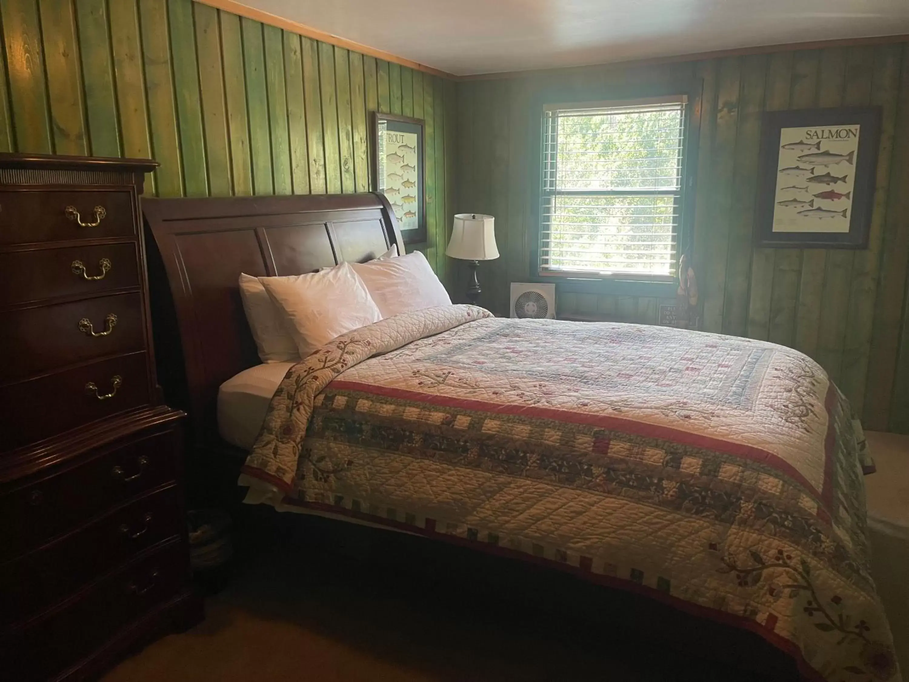 Bed in Silver Fork Lodge & Restaurant