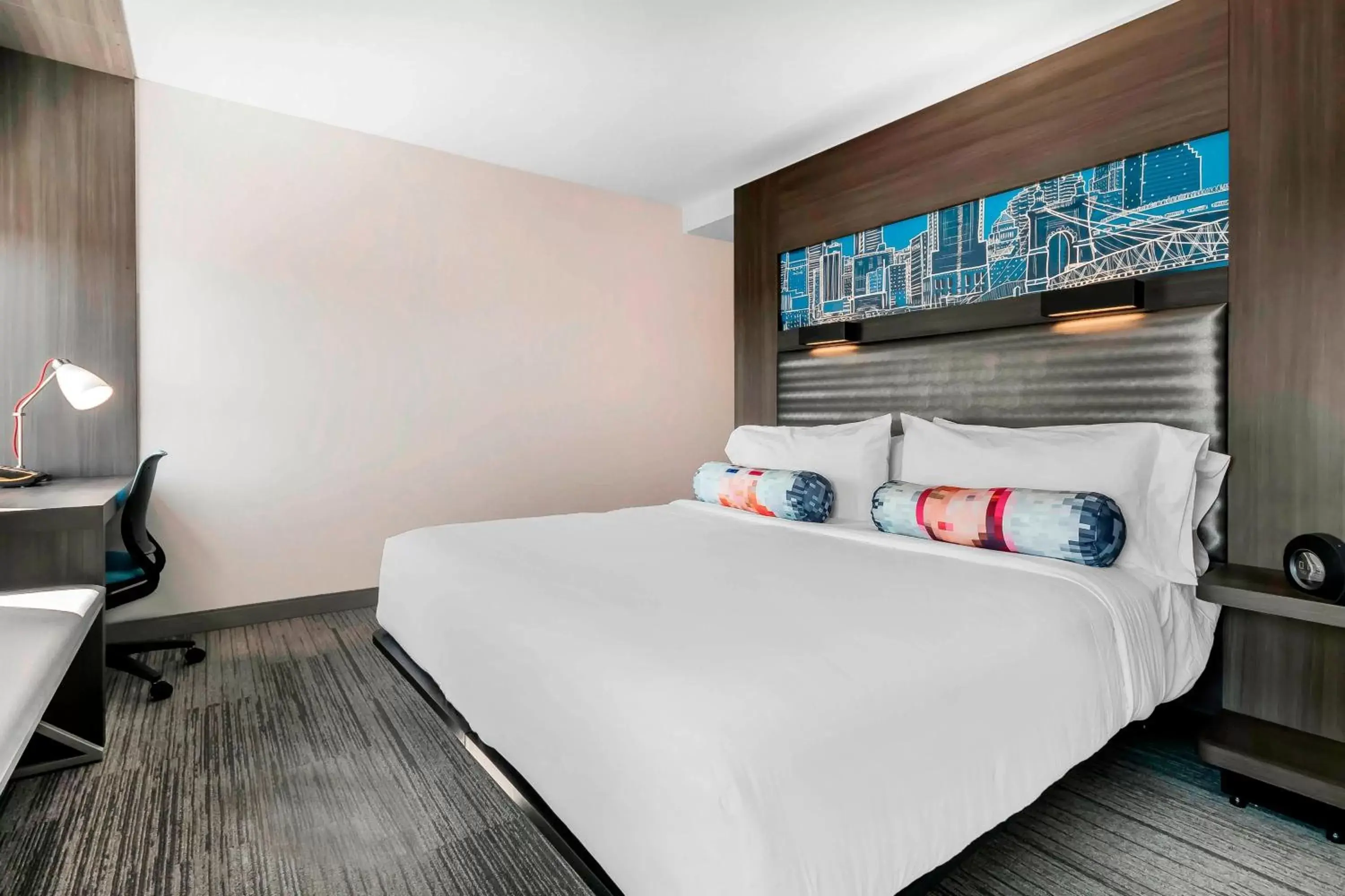 Photo of the whole room, Bed in Aloft Newport on the Levee