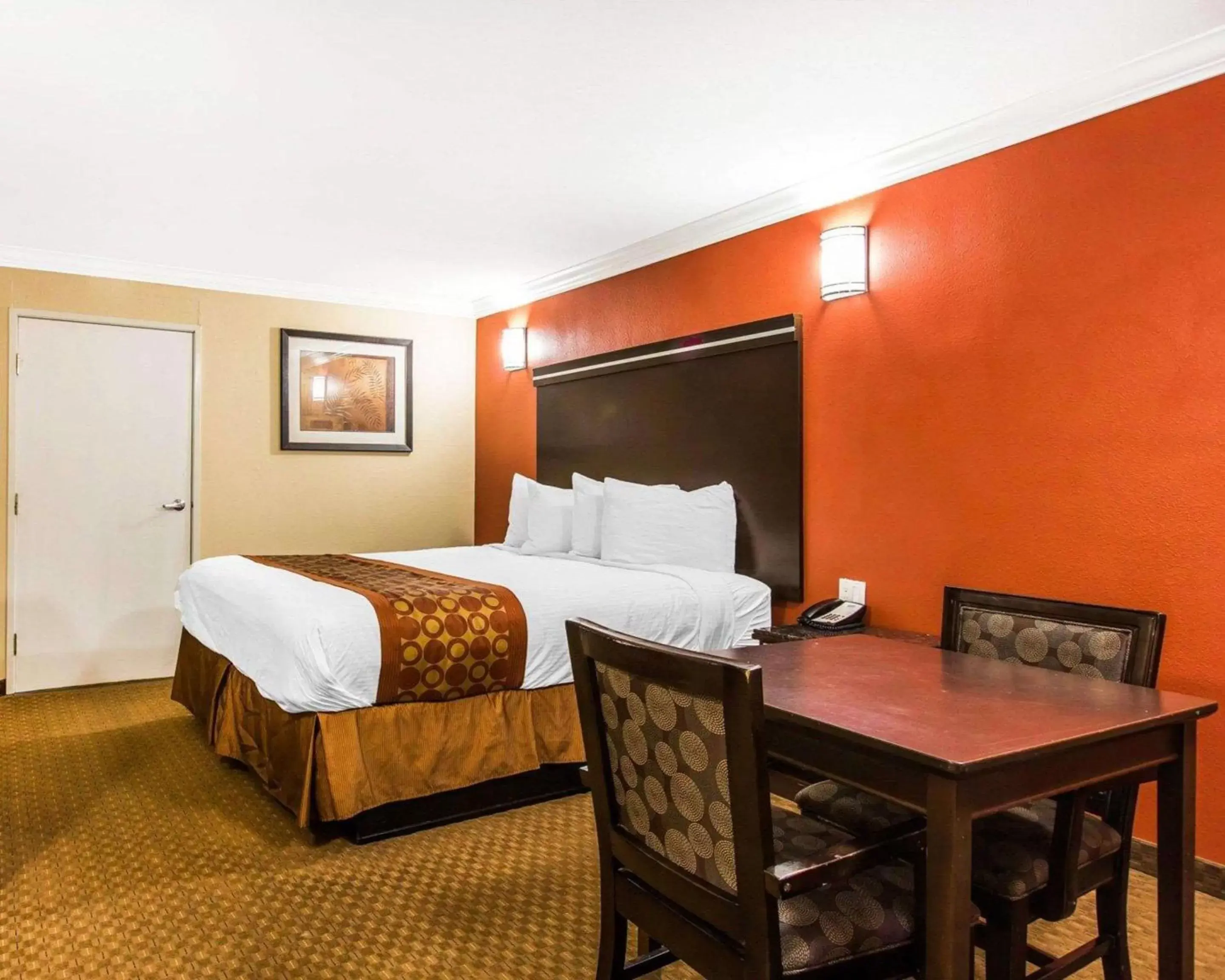 Photo of the whole room, Bed in Rodeway Inn & Suites Corona