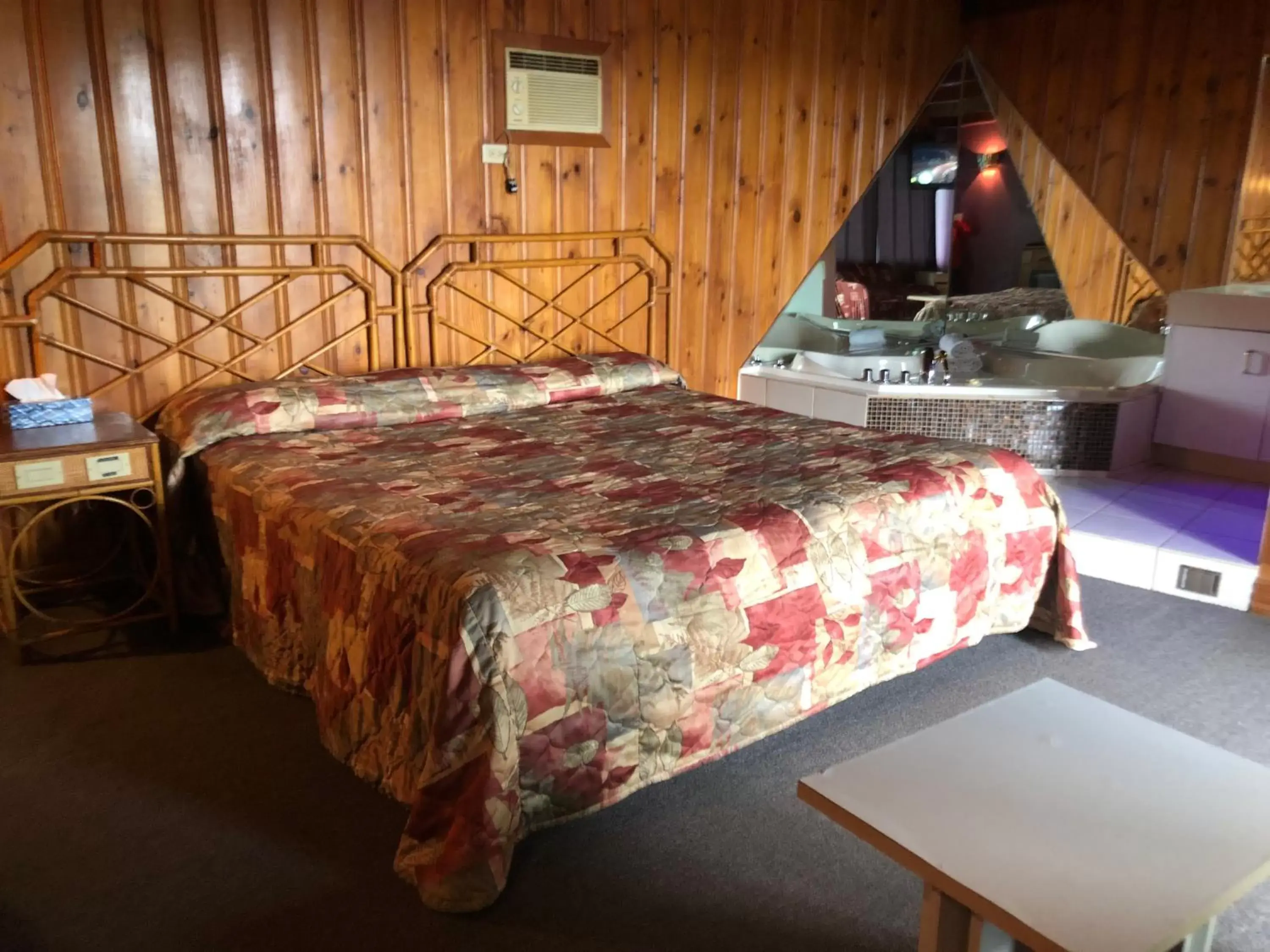 Bed in Motel Le Voyageur