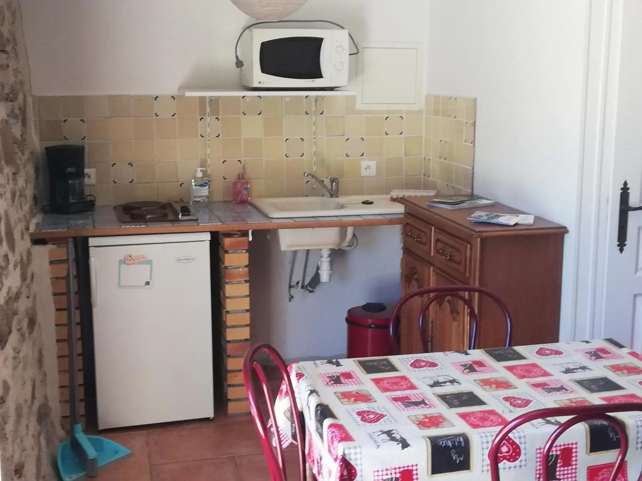 Kitchen/Kitchenette in AUBERGE LA BOUCHOLIERE