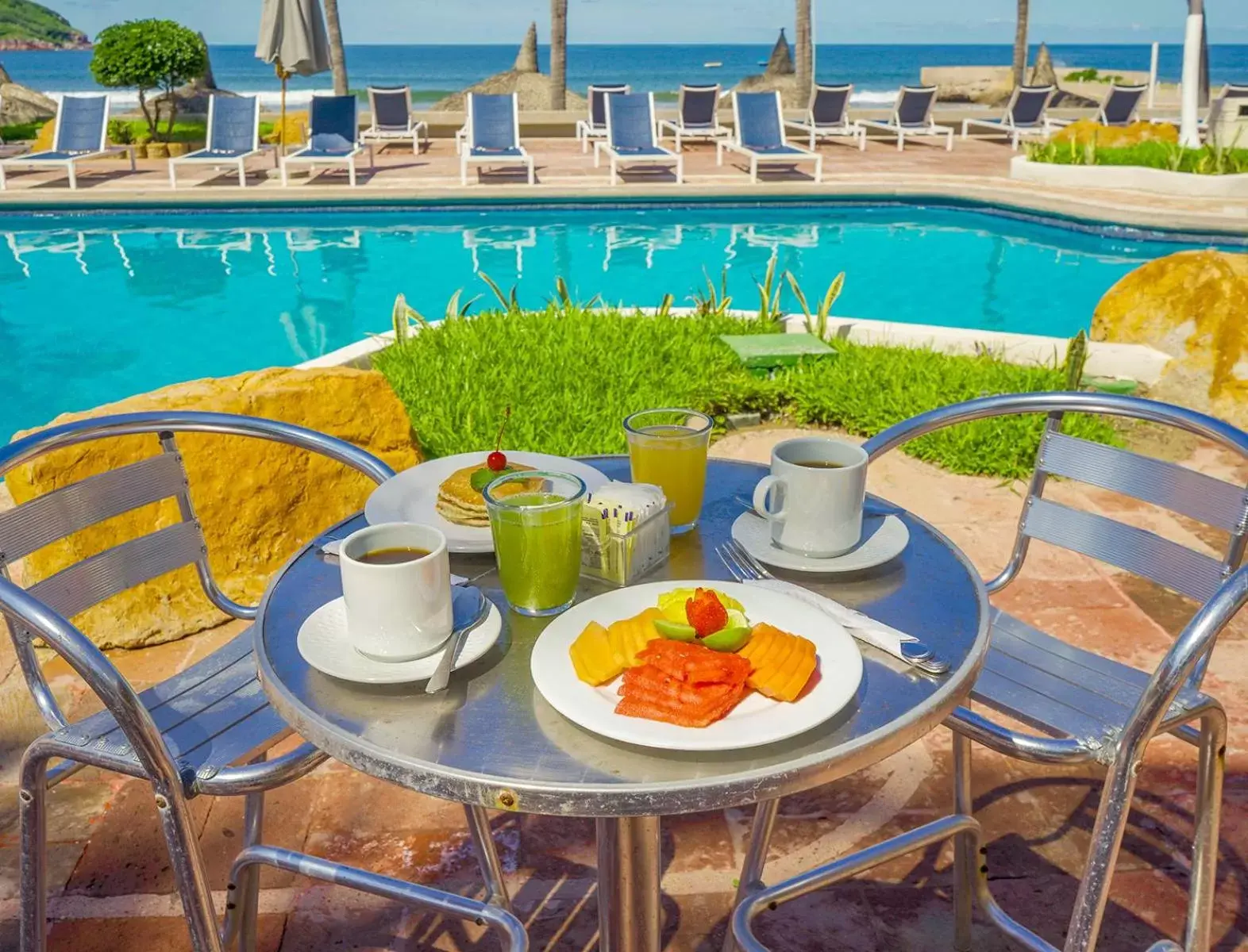 Kitchen or kitchenette, Swimming Pool in Luna Palace