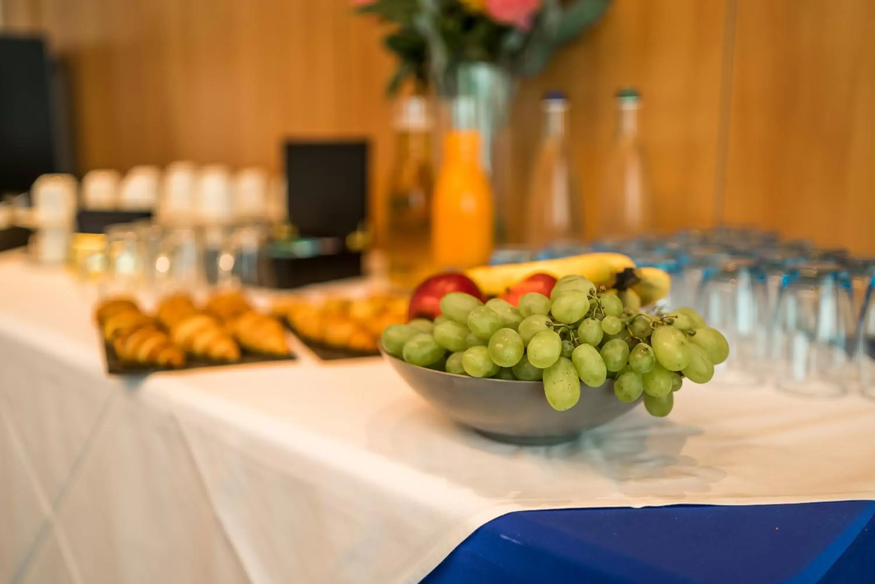 Living room, Food in Ramada Encore by Wyndham Geneva