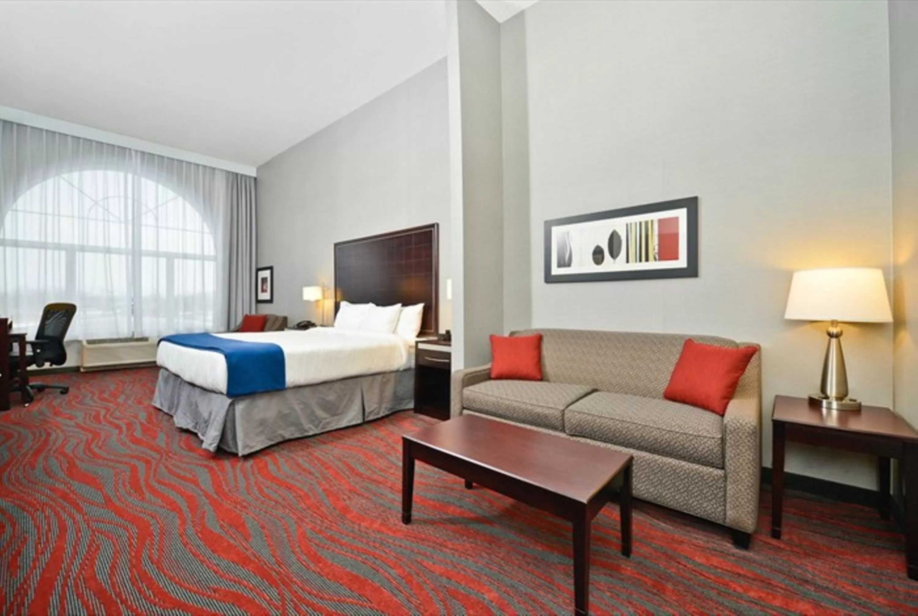 Bedroom, Bed in Holiday Inn Express & Suites Utica by IHG