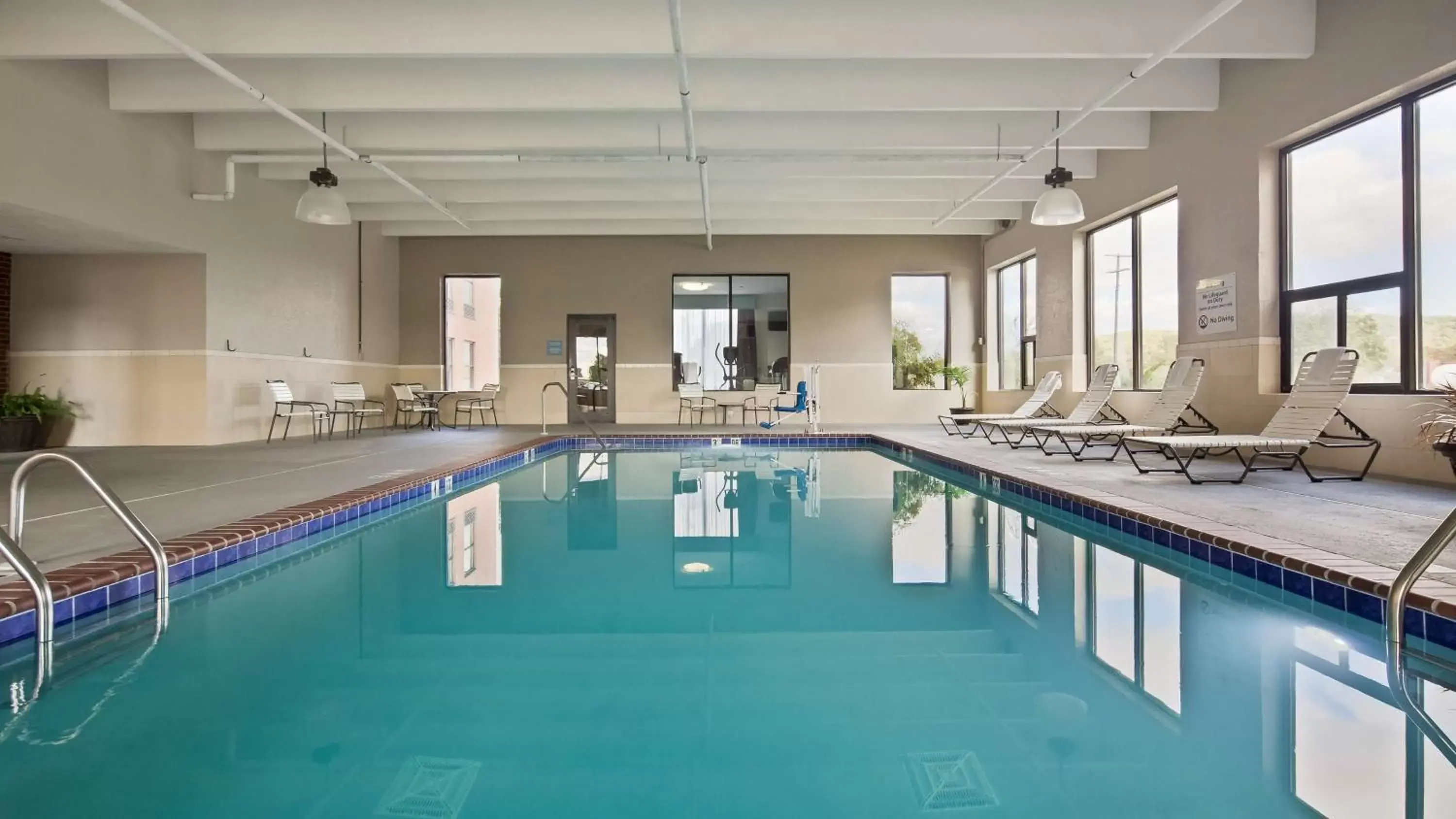 Pool view, Swimming Pool in Best Western Lake Cumberland Inn