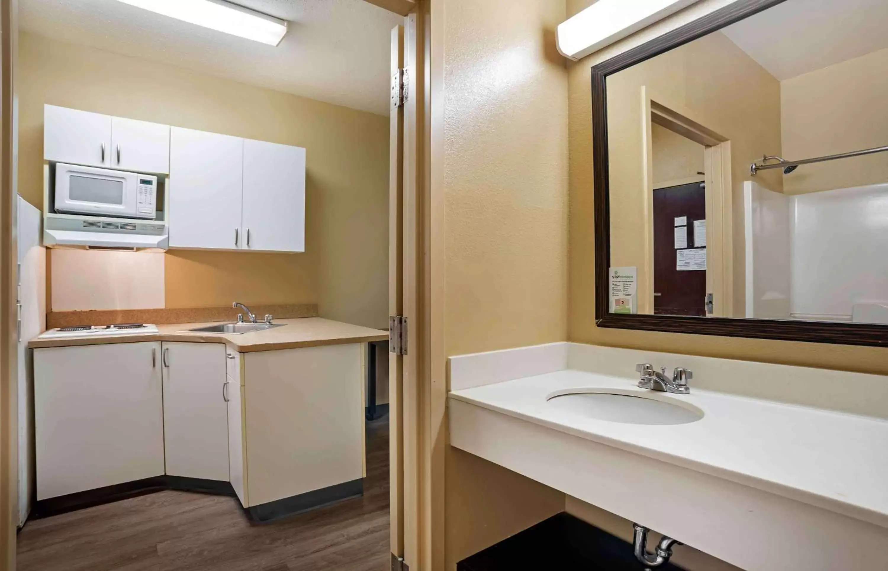 Bathroom in Extended Stay America Suites - Baton Rouge - Citiplace