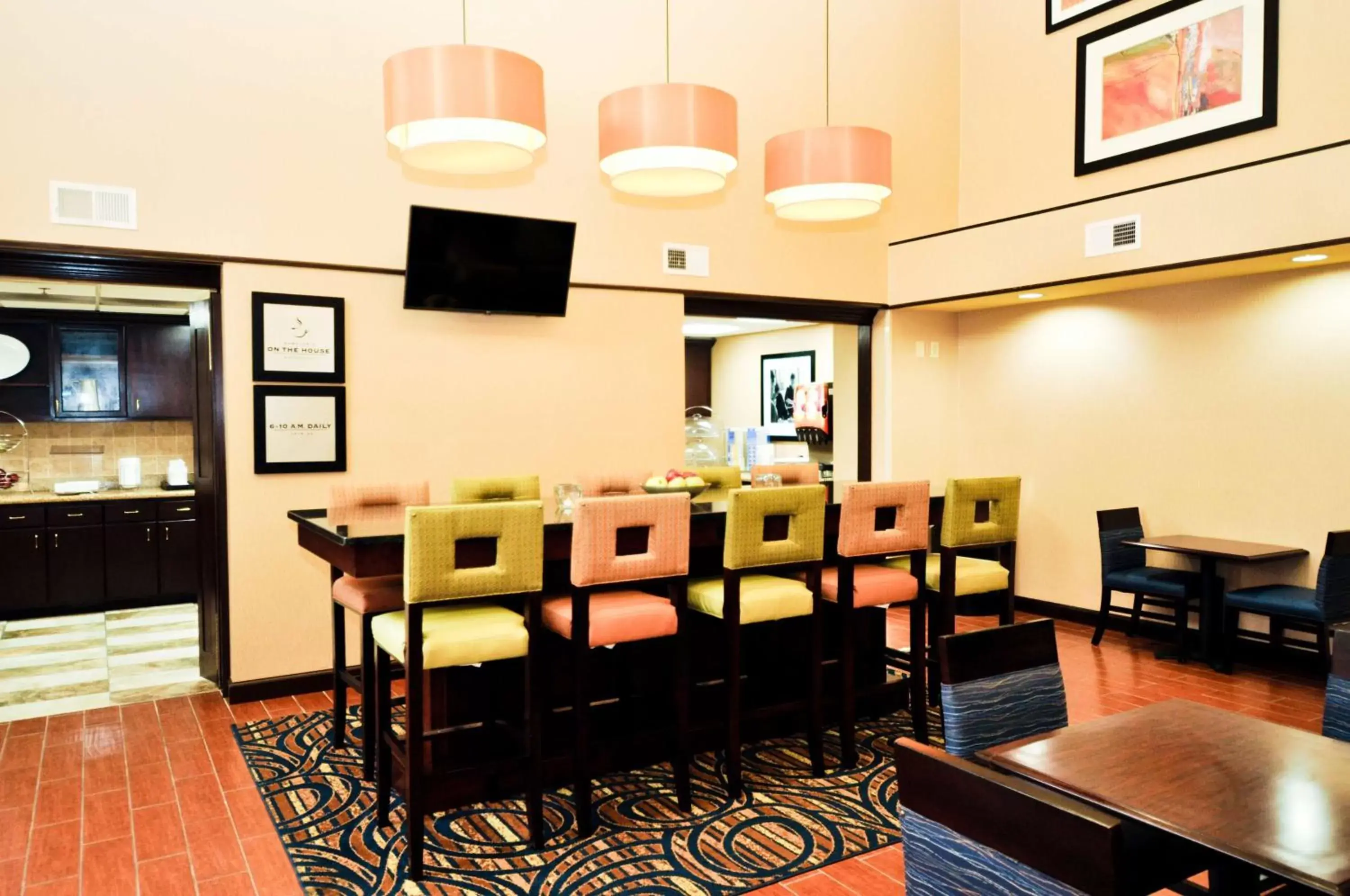 Dining area in Hampton Inn & Suites Louisville East