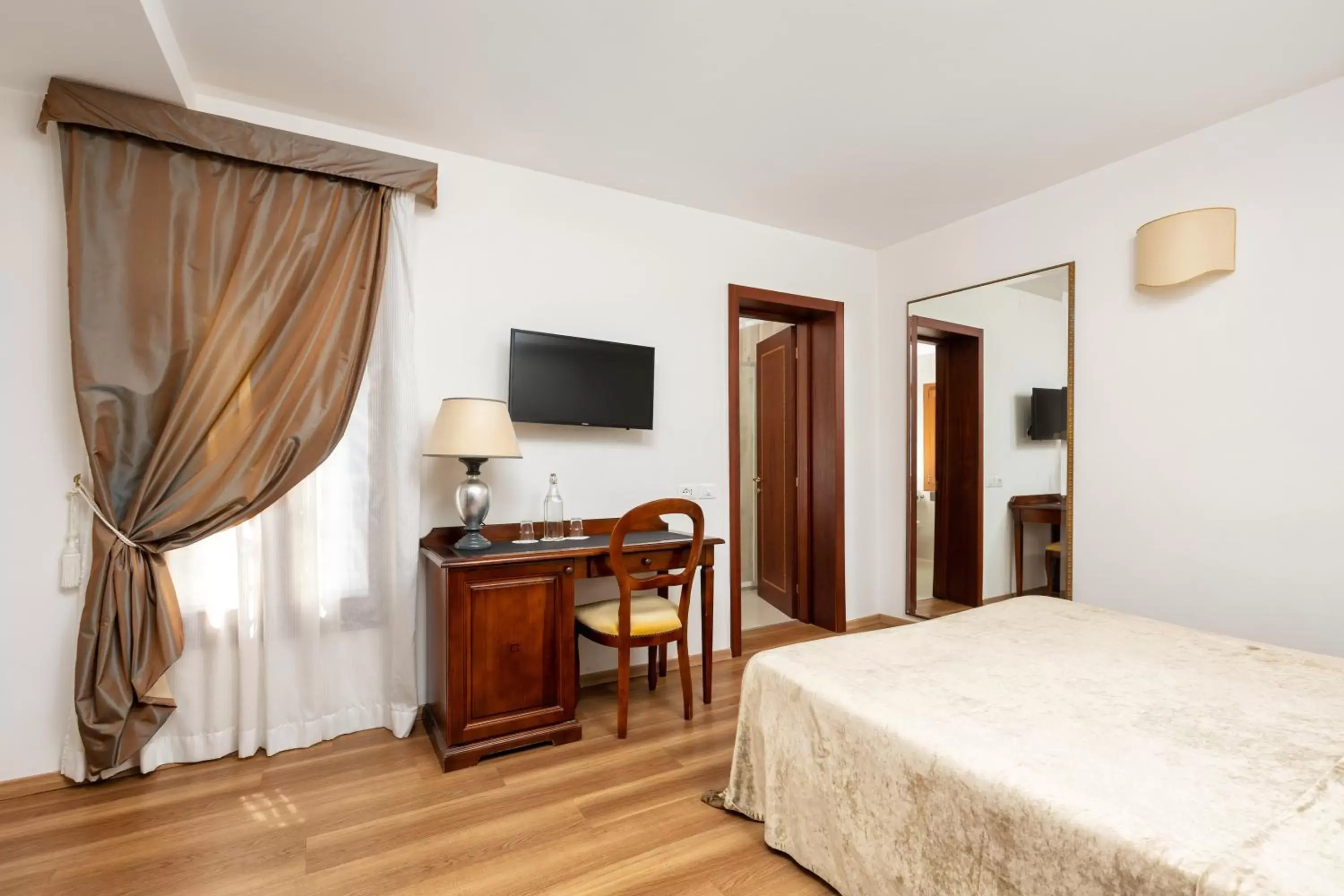 Bedroom, TV/Entertainment Center in Hotel Giardinetto Venezia