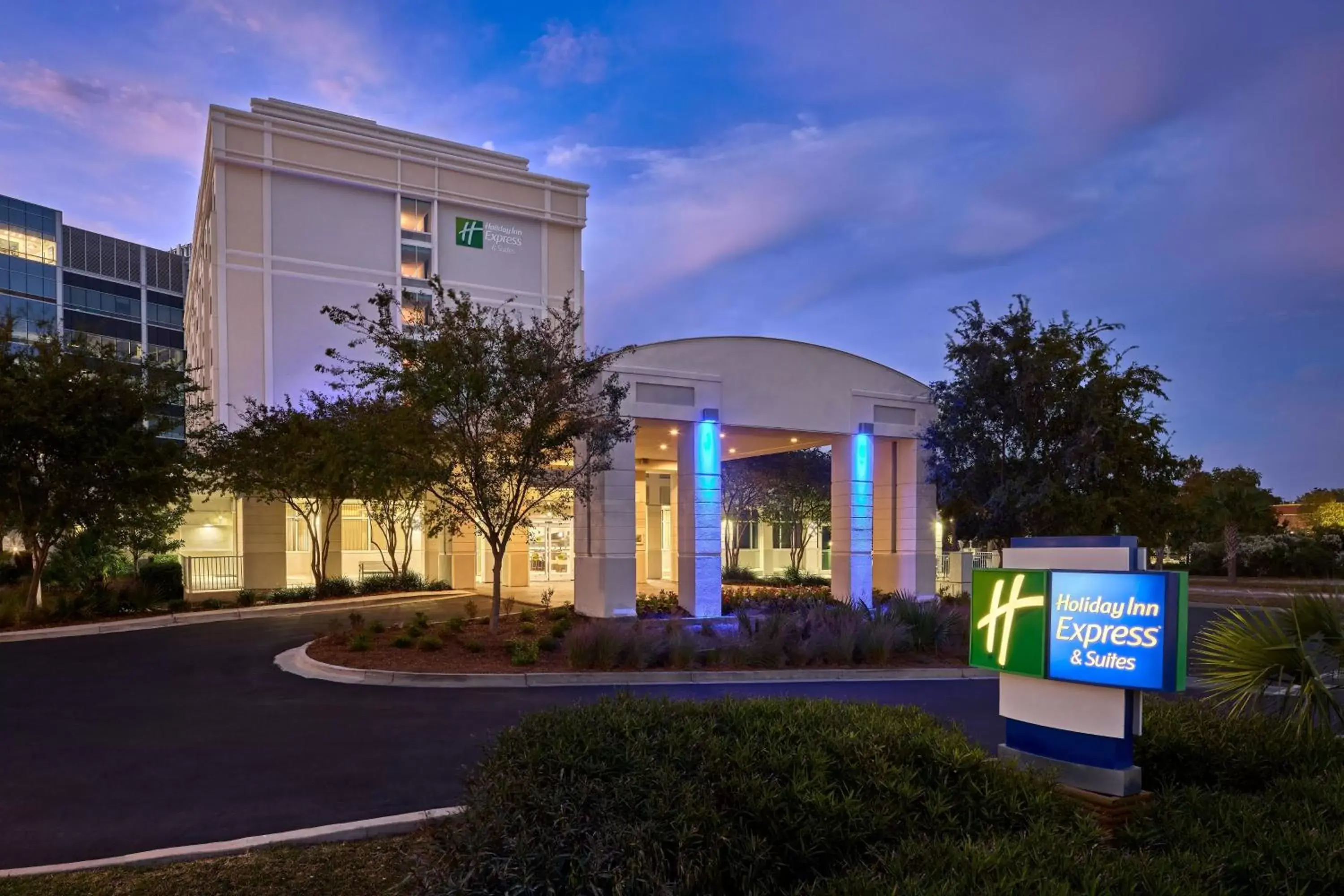 Property Building in Holiday Inn Express & Suites Charleston DWTN -Westedge, an IHG Hotel