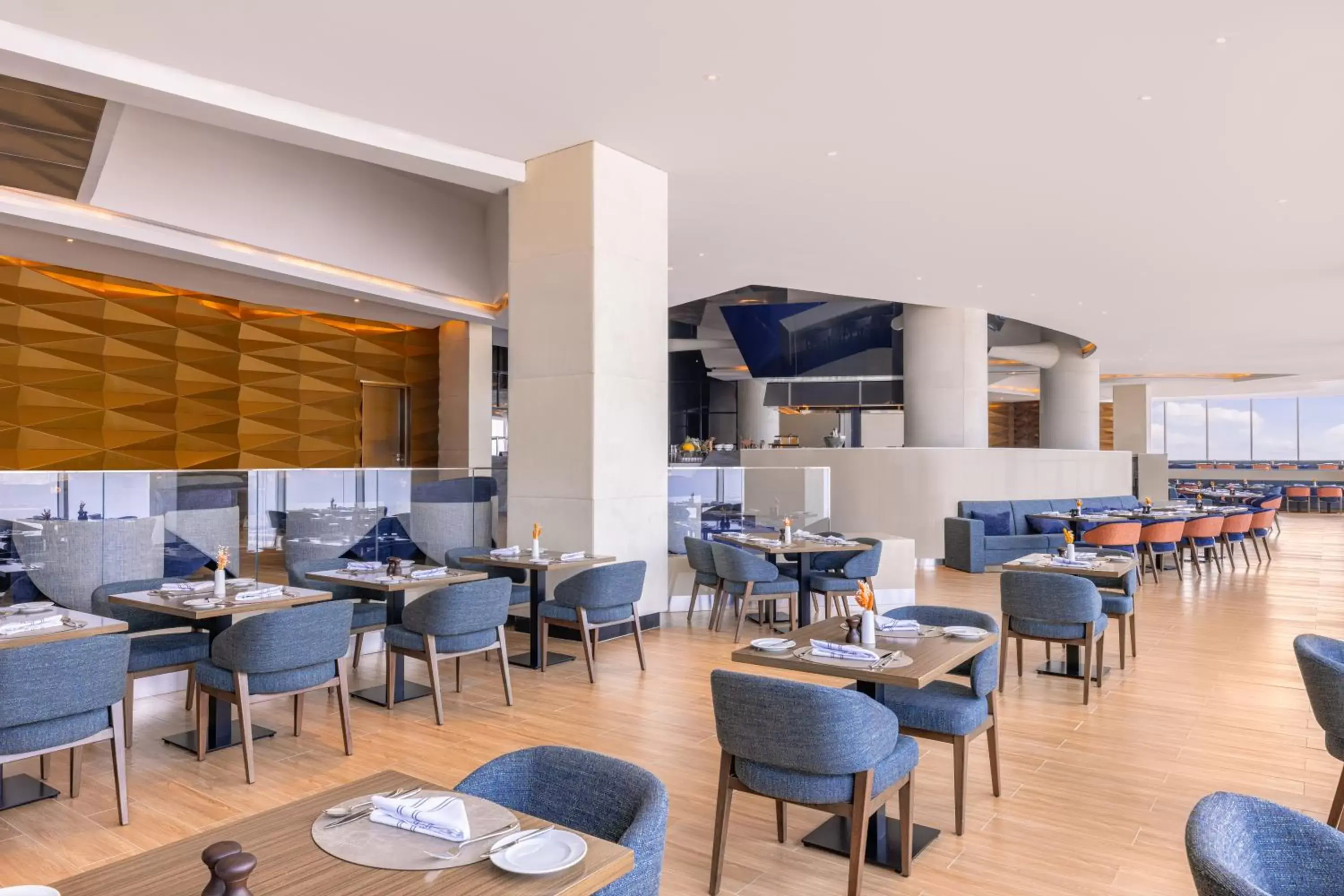 Lounge or bar, Restaurant/Places to Eat in Hilton Dubai Al Habtoor City