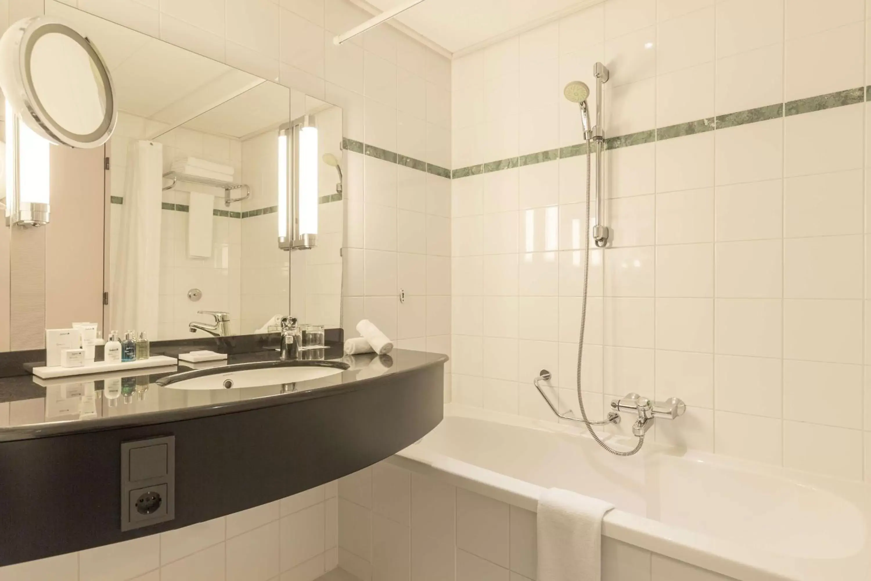 Shower, Bathroom in Radisson Blu Hotel Amsterdam Airport, Schiphol