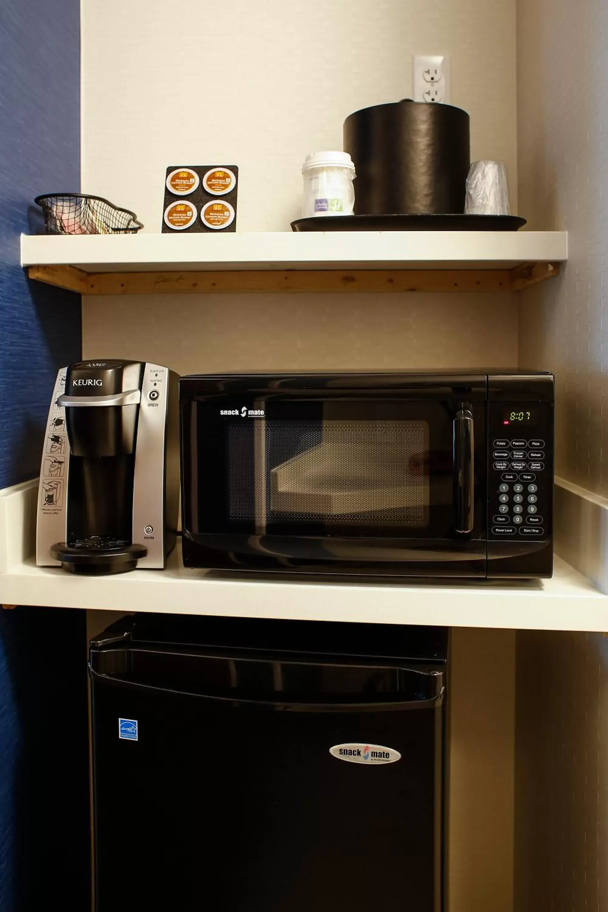 Kitchen or kitchenette, Coffee/Tea Facilities in Holiday Inn Express & Suites Downtown Louisville, an IHG Hotel