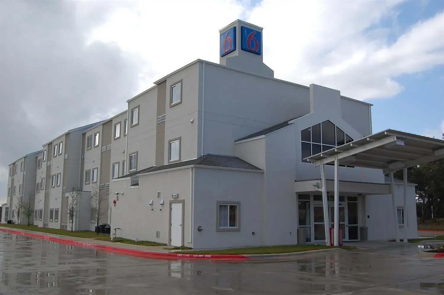 Facade/entrance, Property Building in Motel 6-Cedar Park, TX