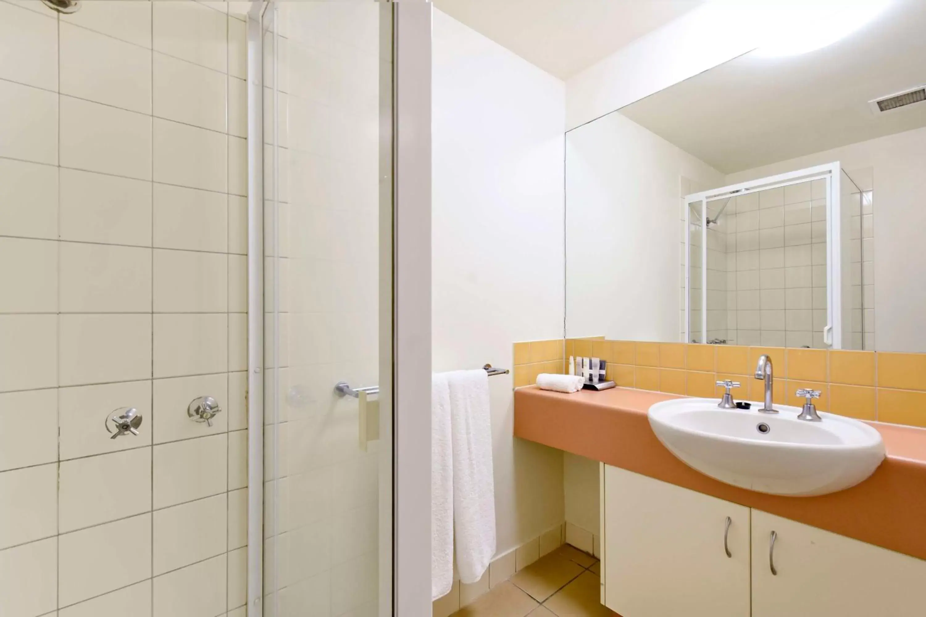 Bathroom in Metro Advance Apartments & Hotel