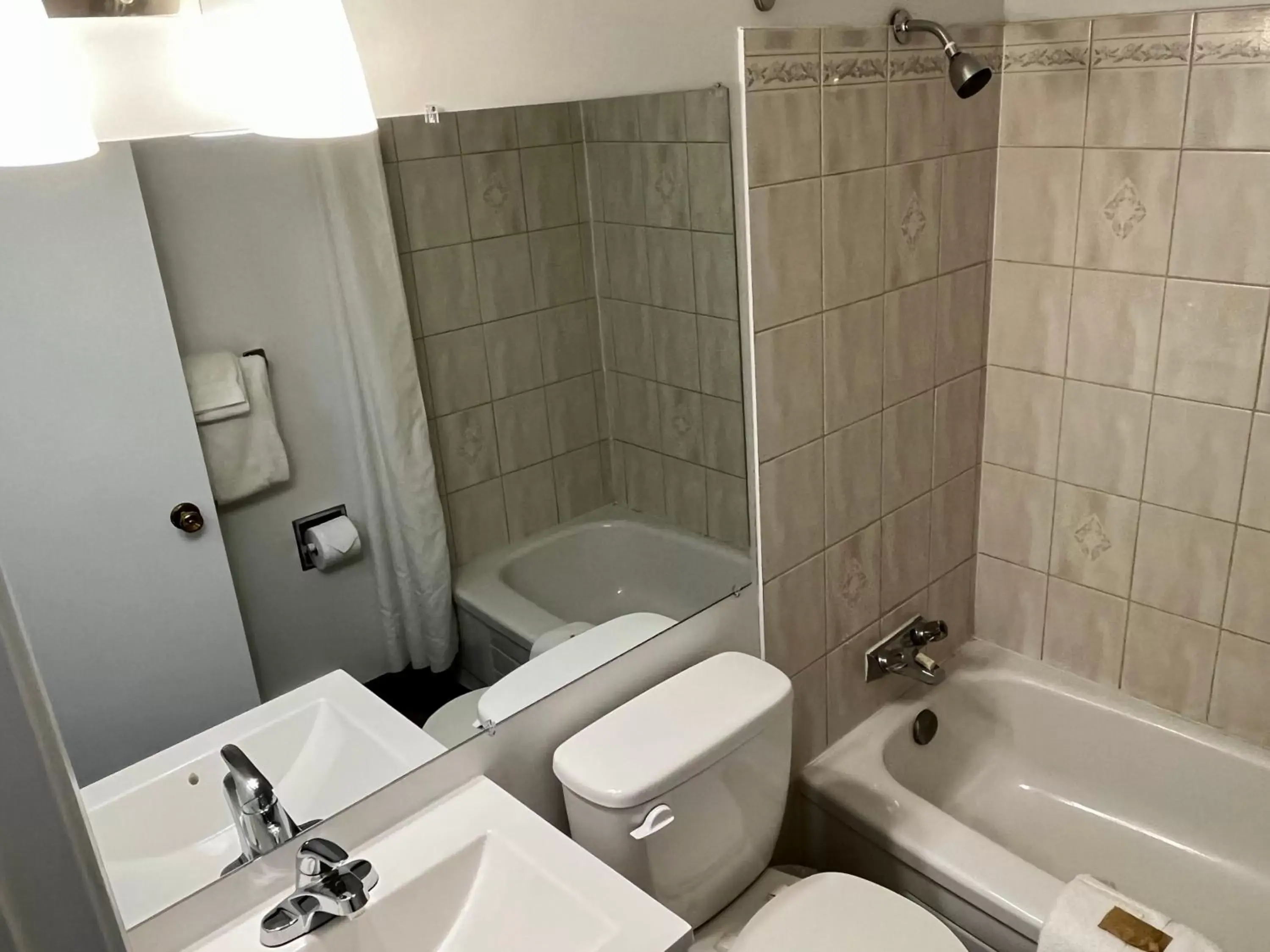 Shower, Bathroom in Anavada Inn & Suites - Prince George