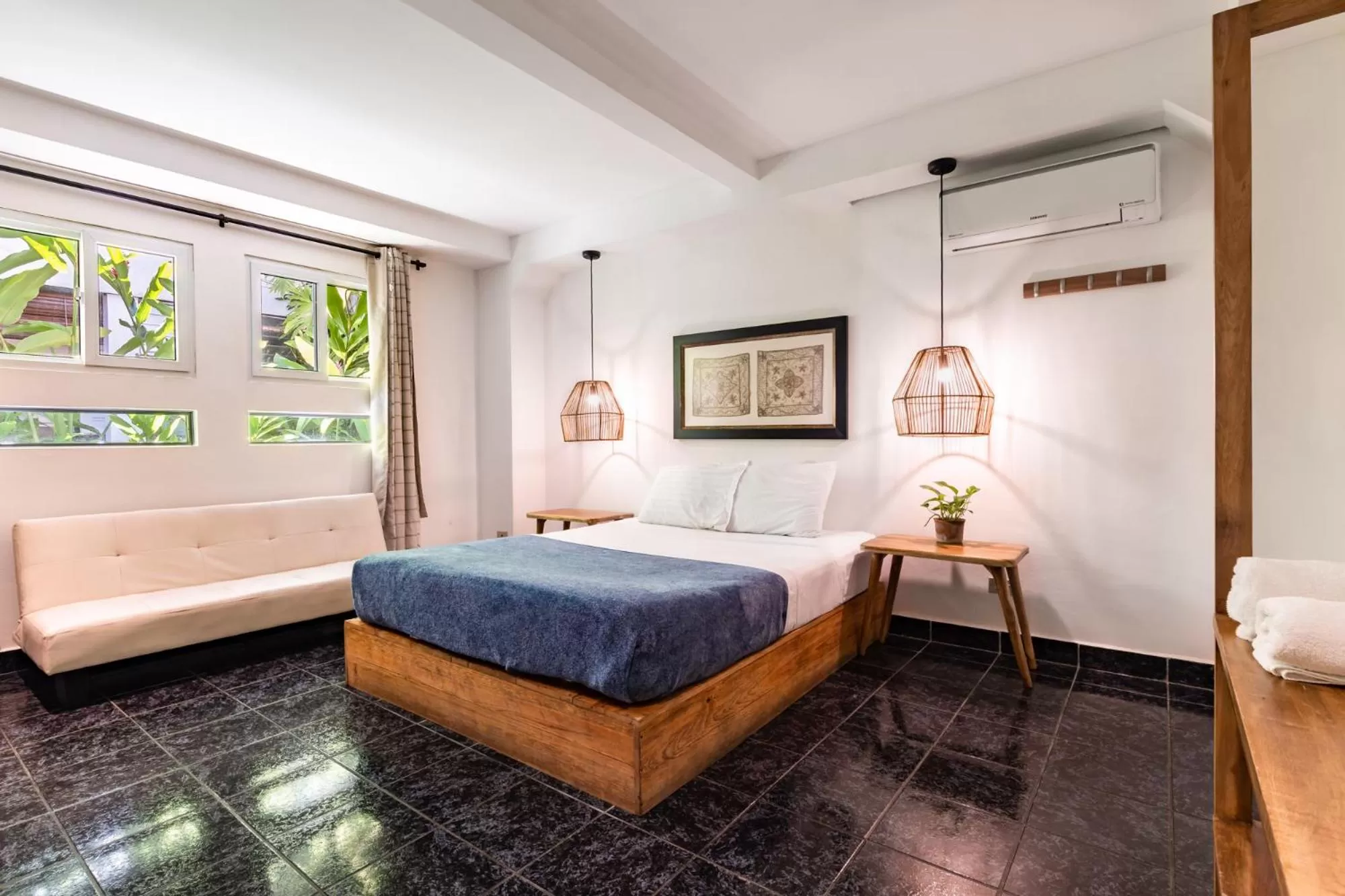 room service, Bed in Cinco Hotel B&B