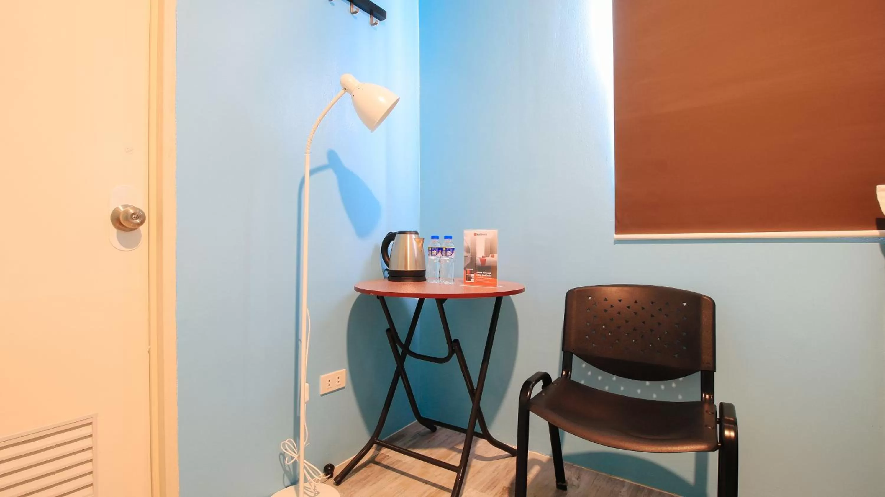 Seating area in RedDoorz at Hotel Rosemarie