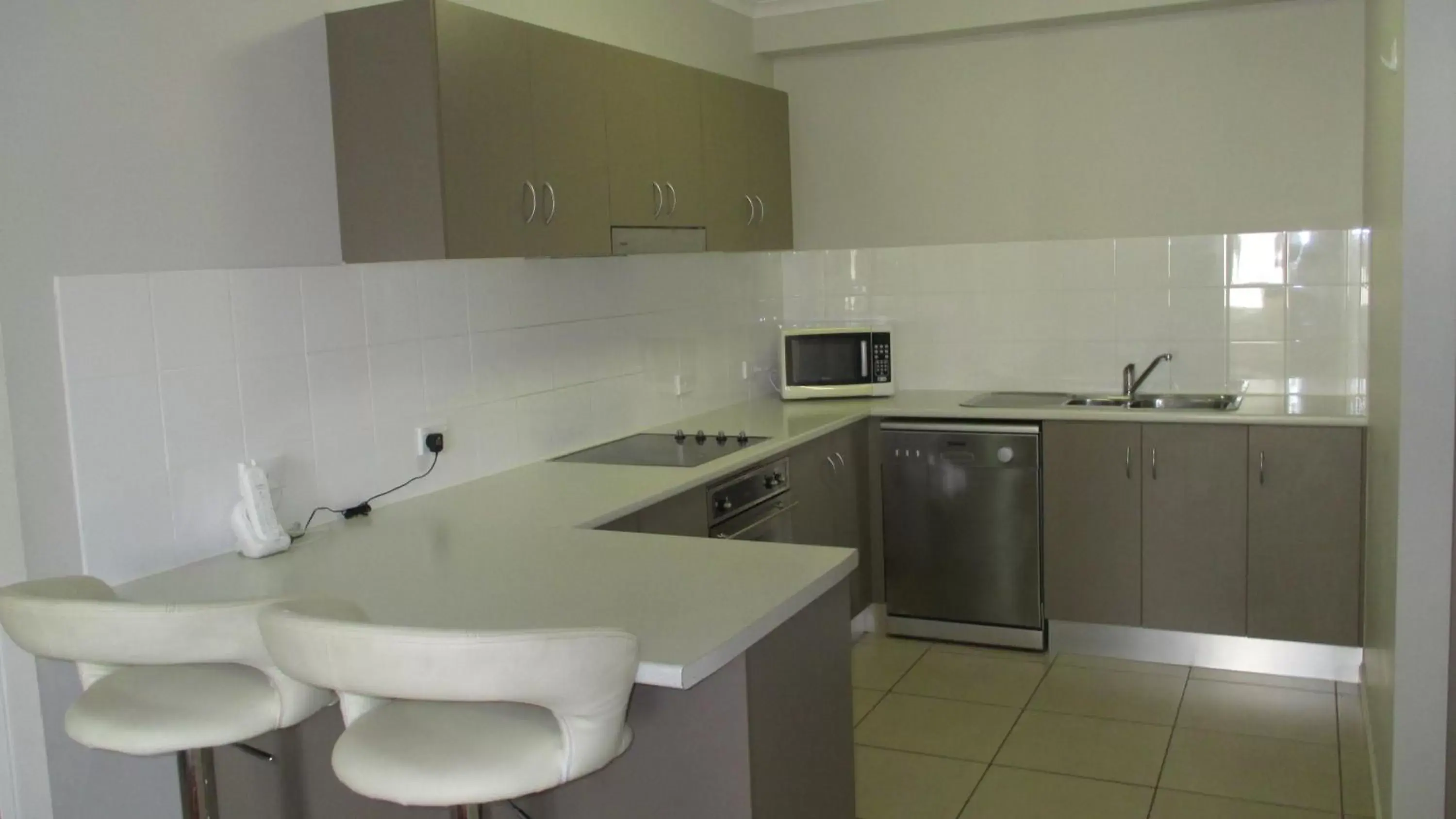 Kitchen or kitchenette, Kitchen/Kitchenette in Edge Apartments Cairns