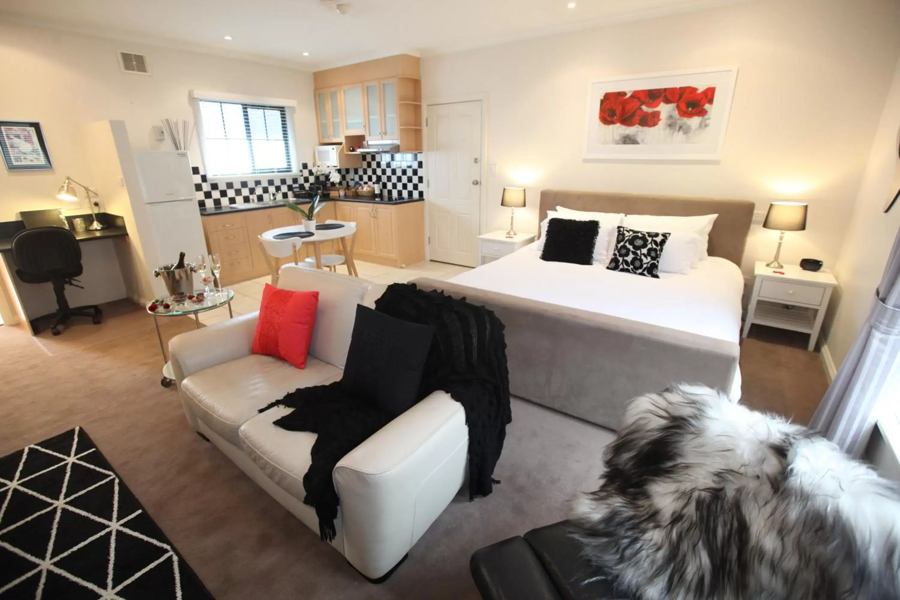 Luxury King Suite - The Contemporary in Wine and Roses Bed and Breakfast Luxury King Suite - The Contemporary in Wine and Roses Bed and Breakfast