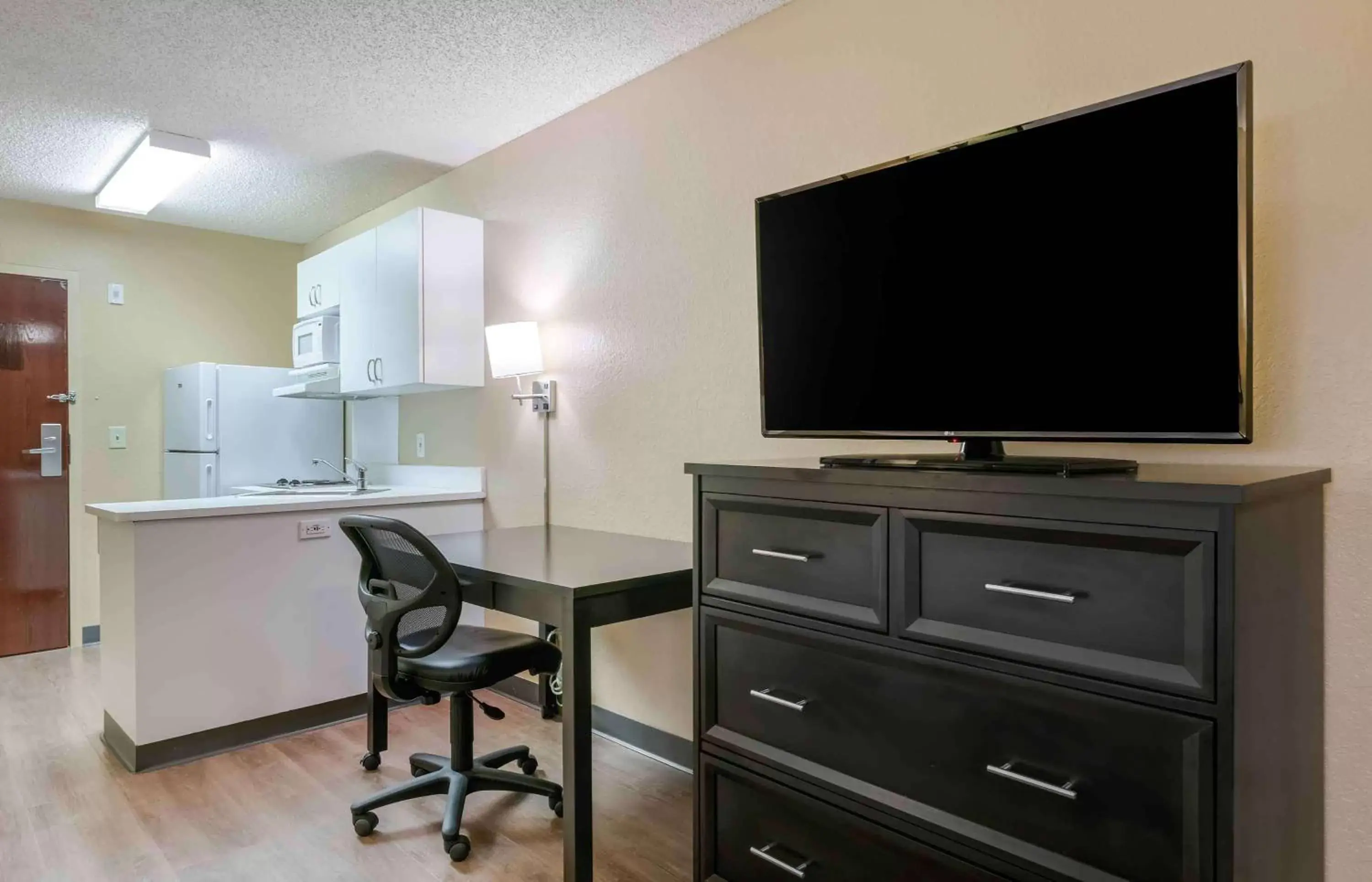 Bedroom, TV/Entertainment Center in Extended Stay America Suites - Orlando - Convention Ctr - Sports Complex