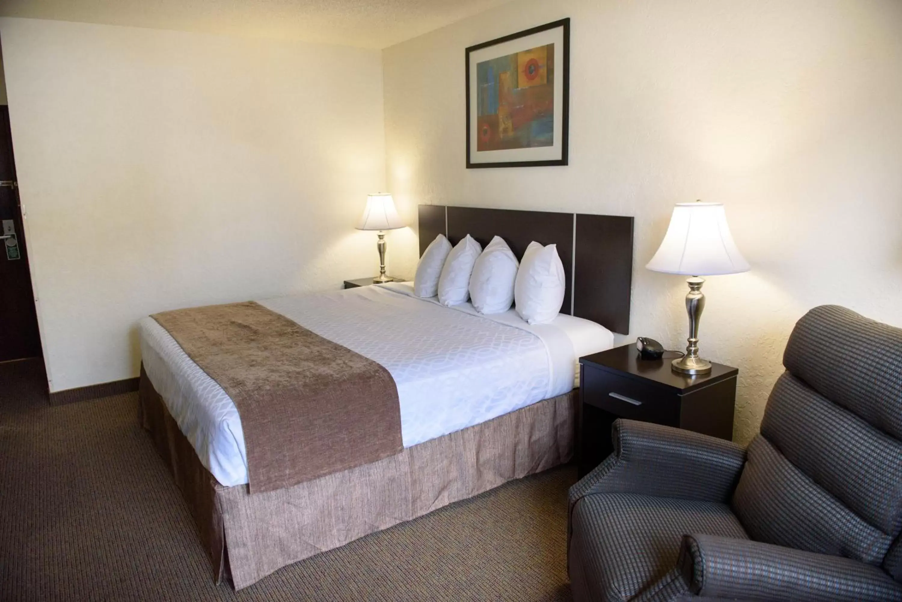 Bedroom, Bed in Americas Best Value Inn New Paltz