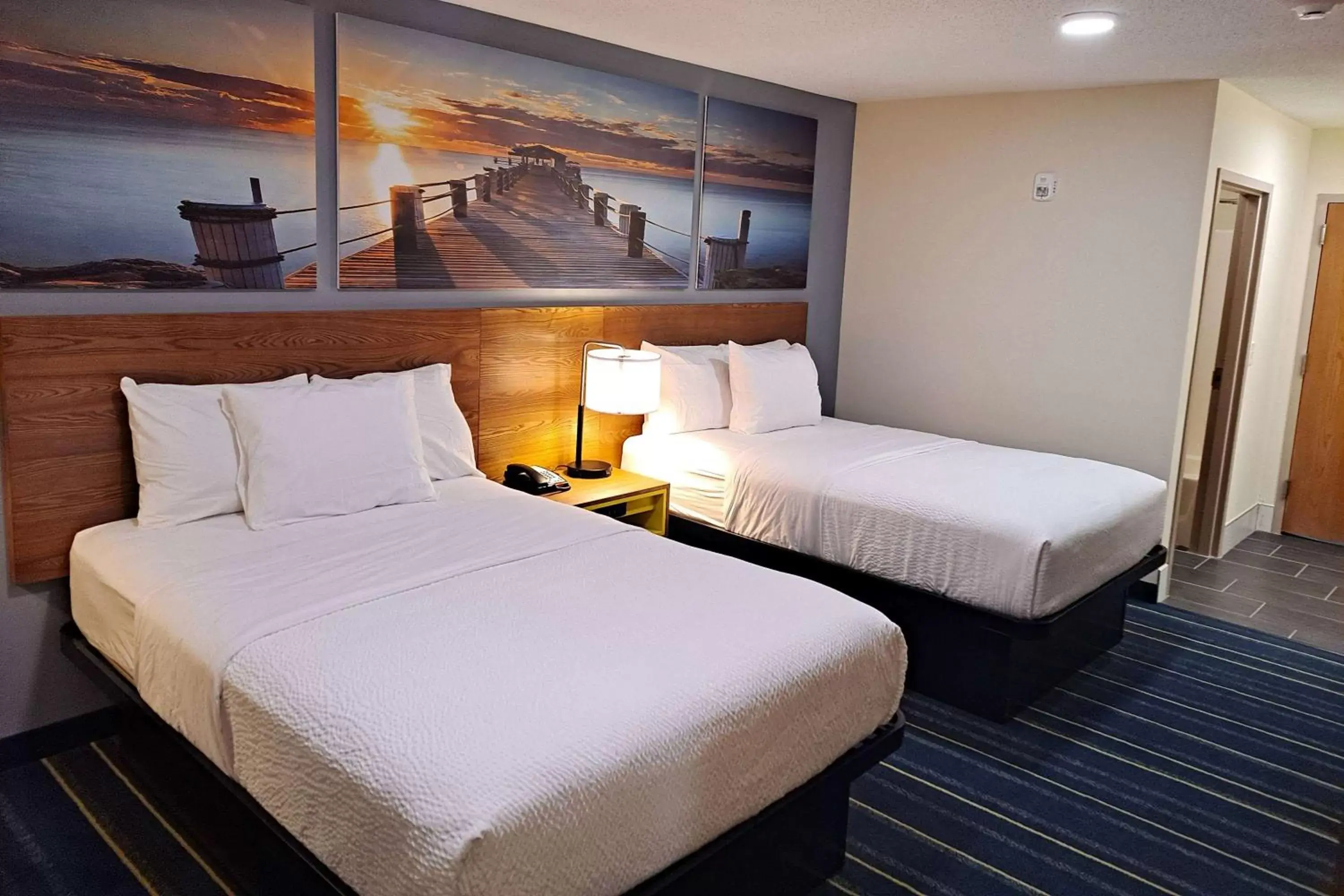 Photo of the whole room, Bed in Days Inn by Wyndham Grayson