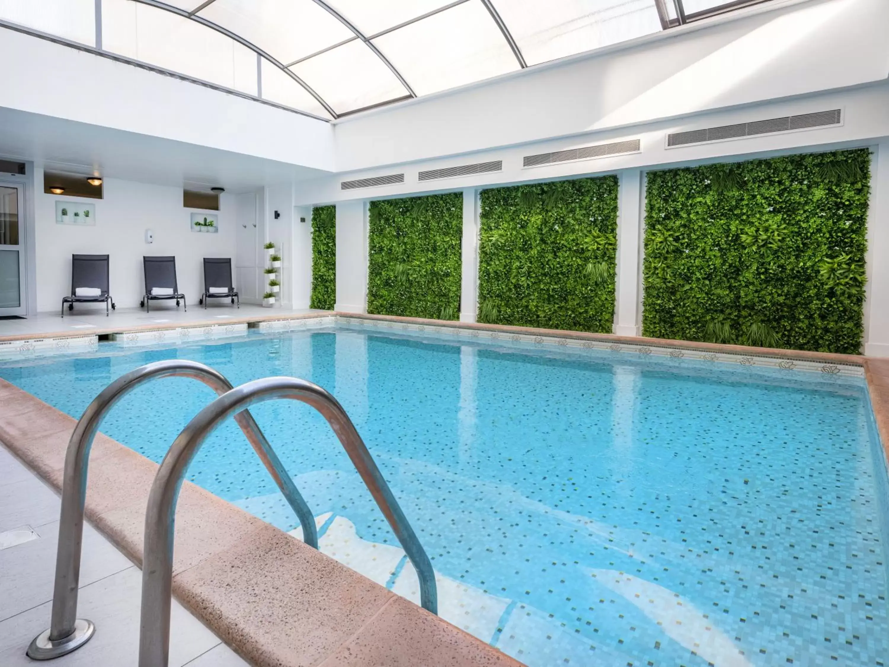 Swimming Pool in Hotel Nice Riviera