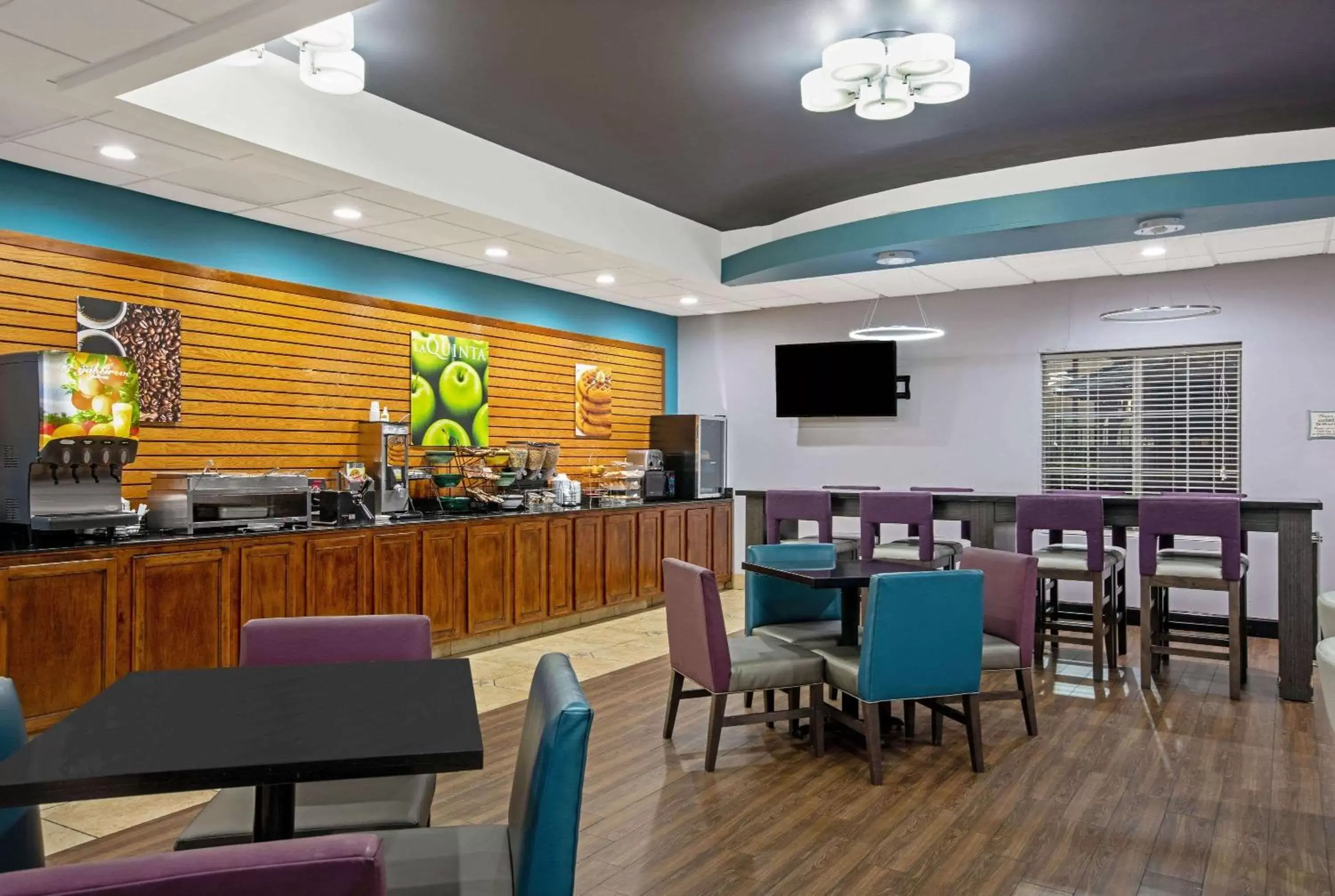 Breakfast, Restaurant/Places to Eat in La Quinta by Wyndham Tulsa Airport / Expo Square