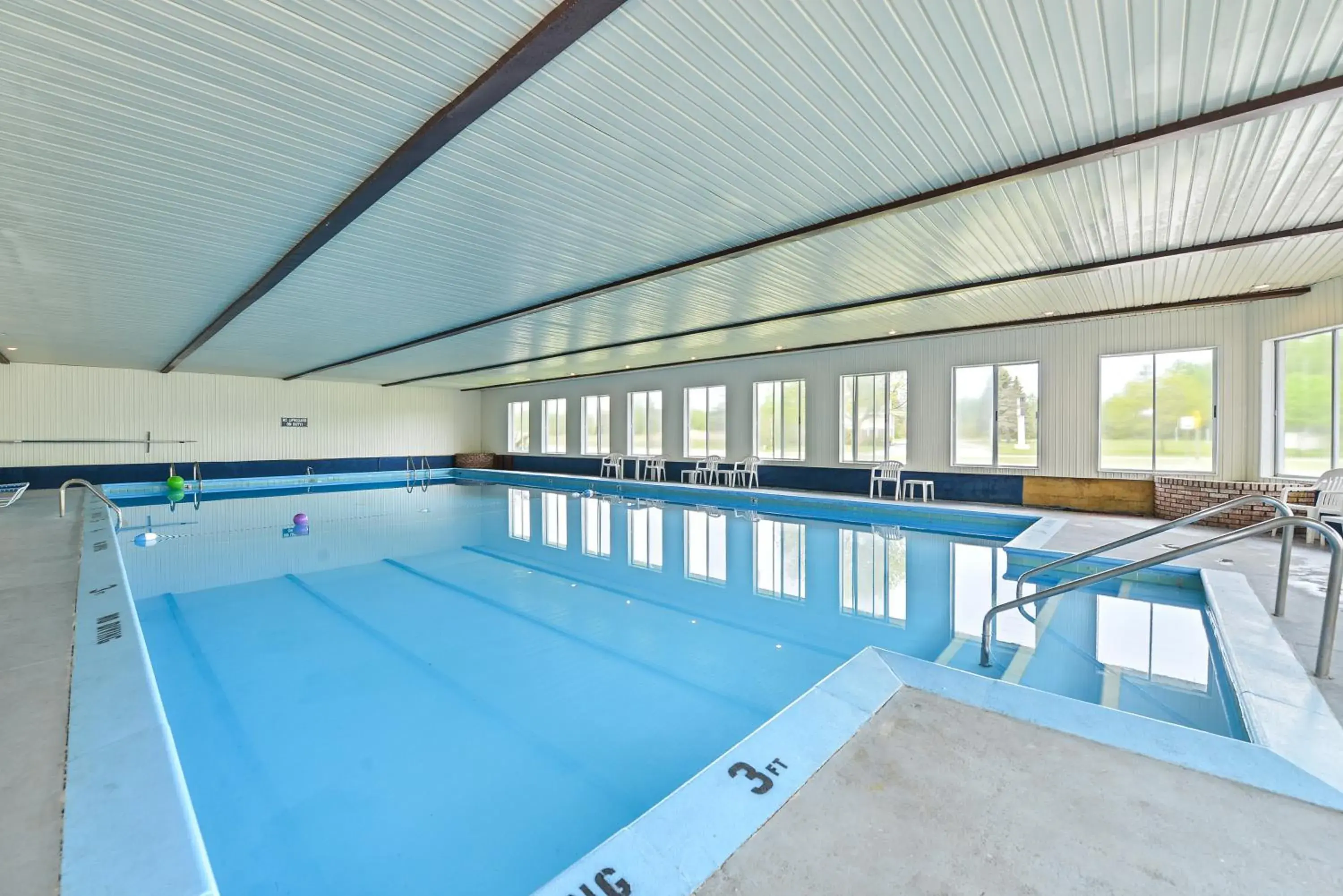 Swimming Pool in Americas Best Value Inn Mackinaw City
