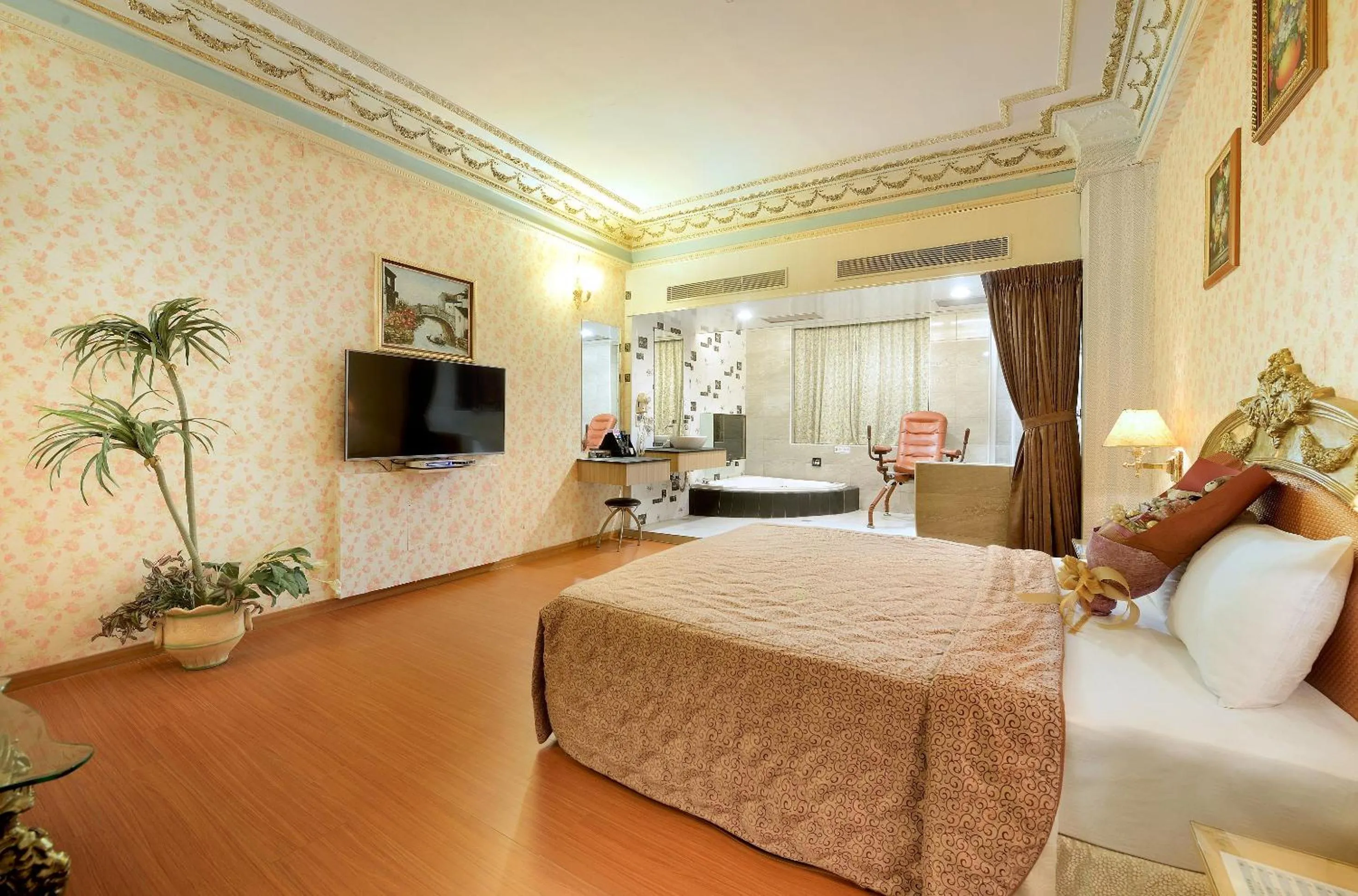 bunk bed, Bed in Holland Village Motel