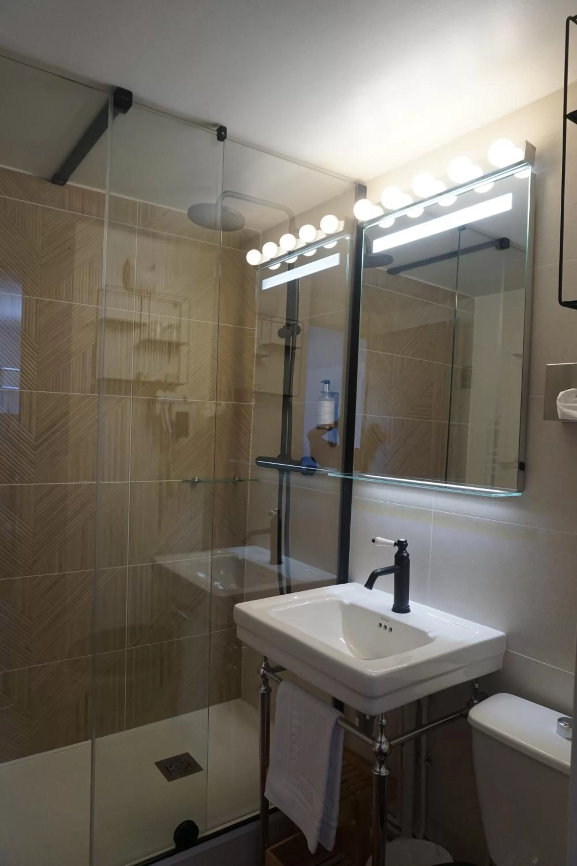Shower in Ambassadeur Hotel - Cherbourg Port de Plaisance