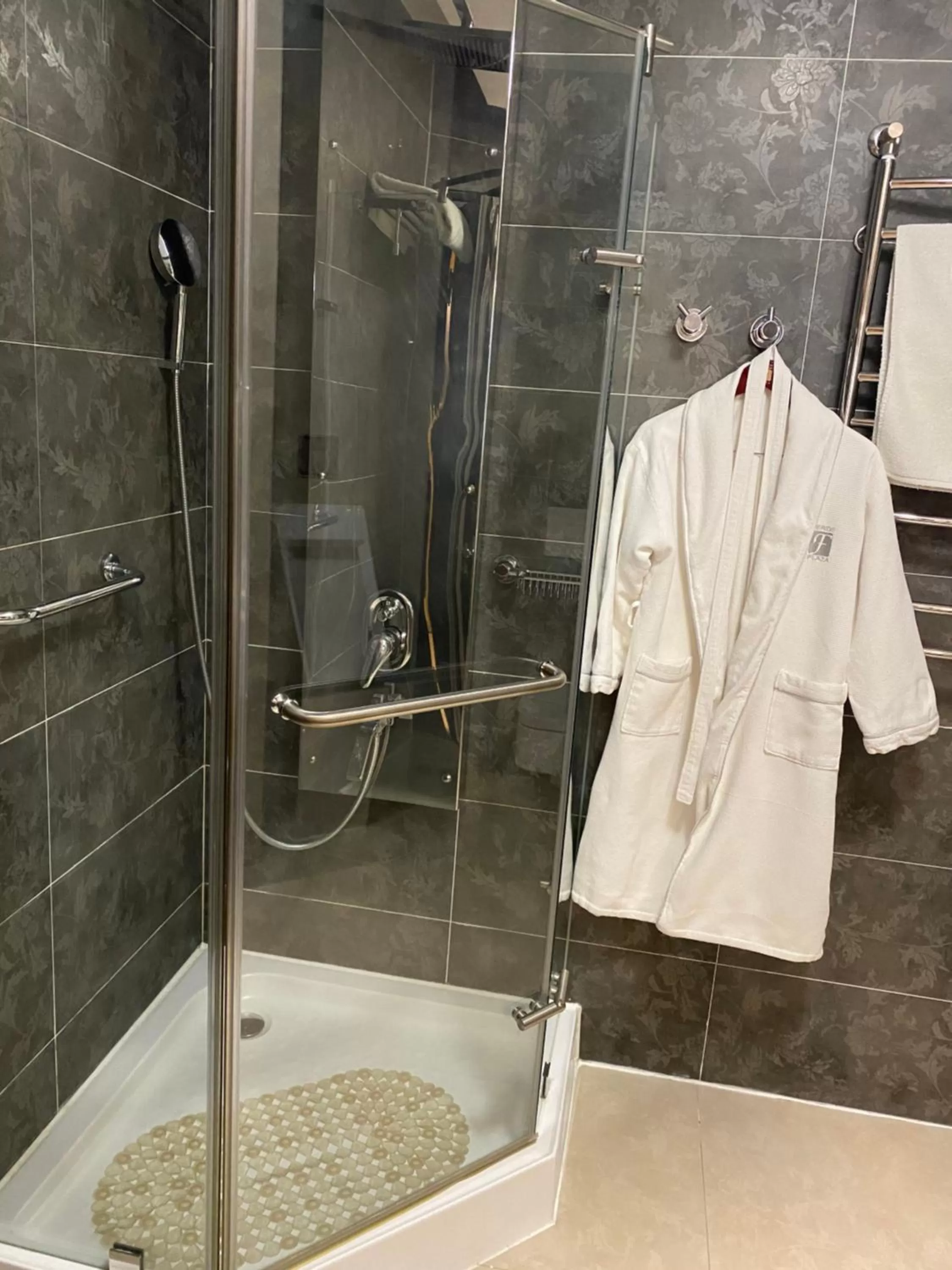 Shower in Hotel Feride