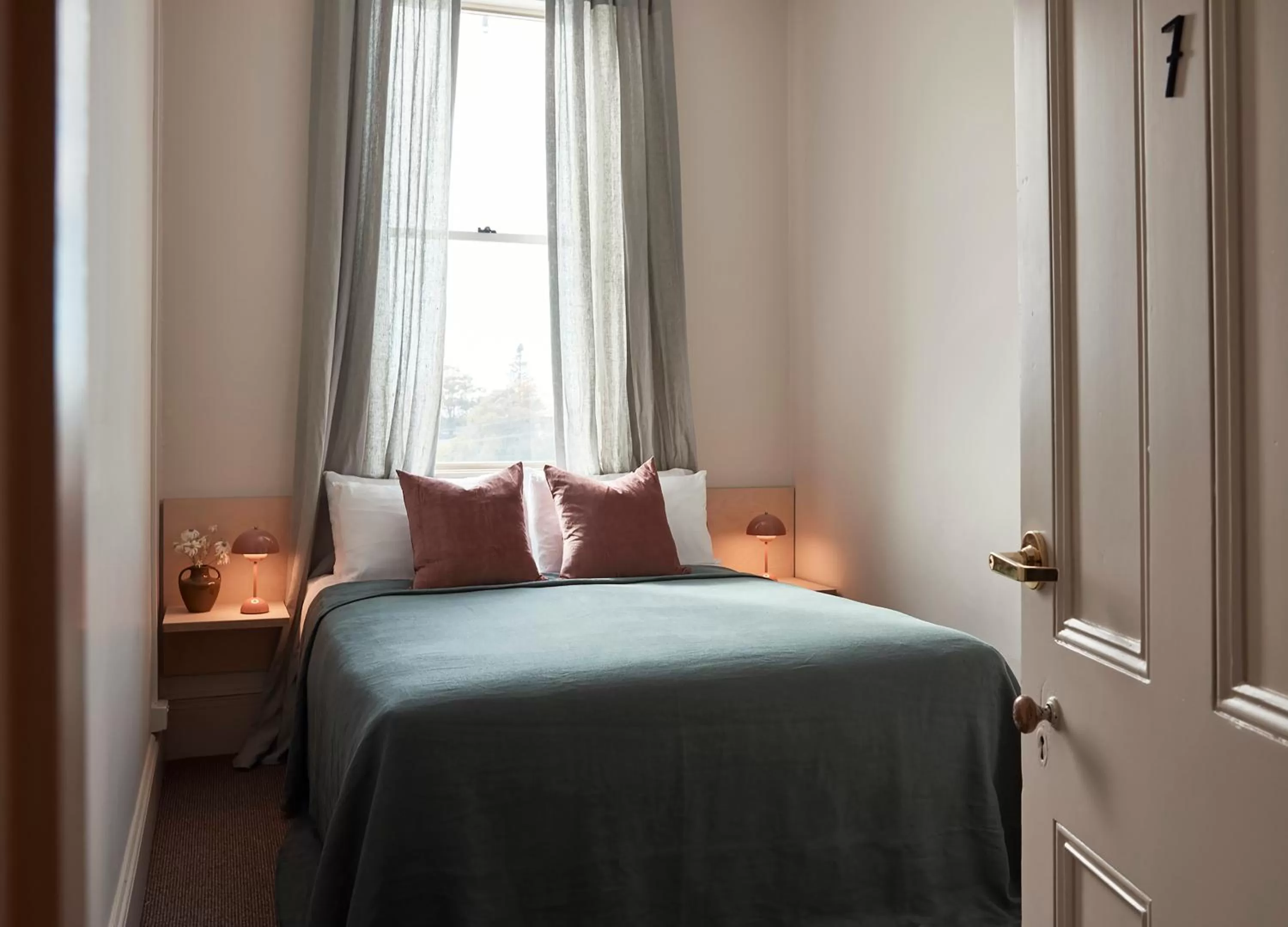 Photo of the whole room, Bed in The Rooms Milton