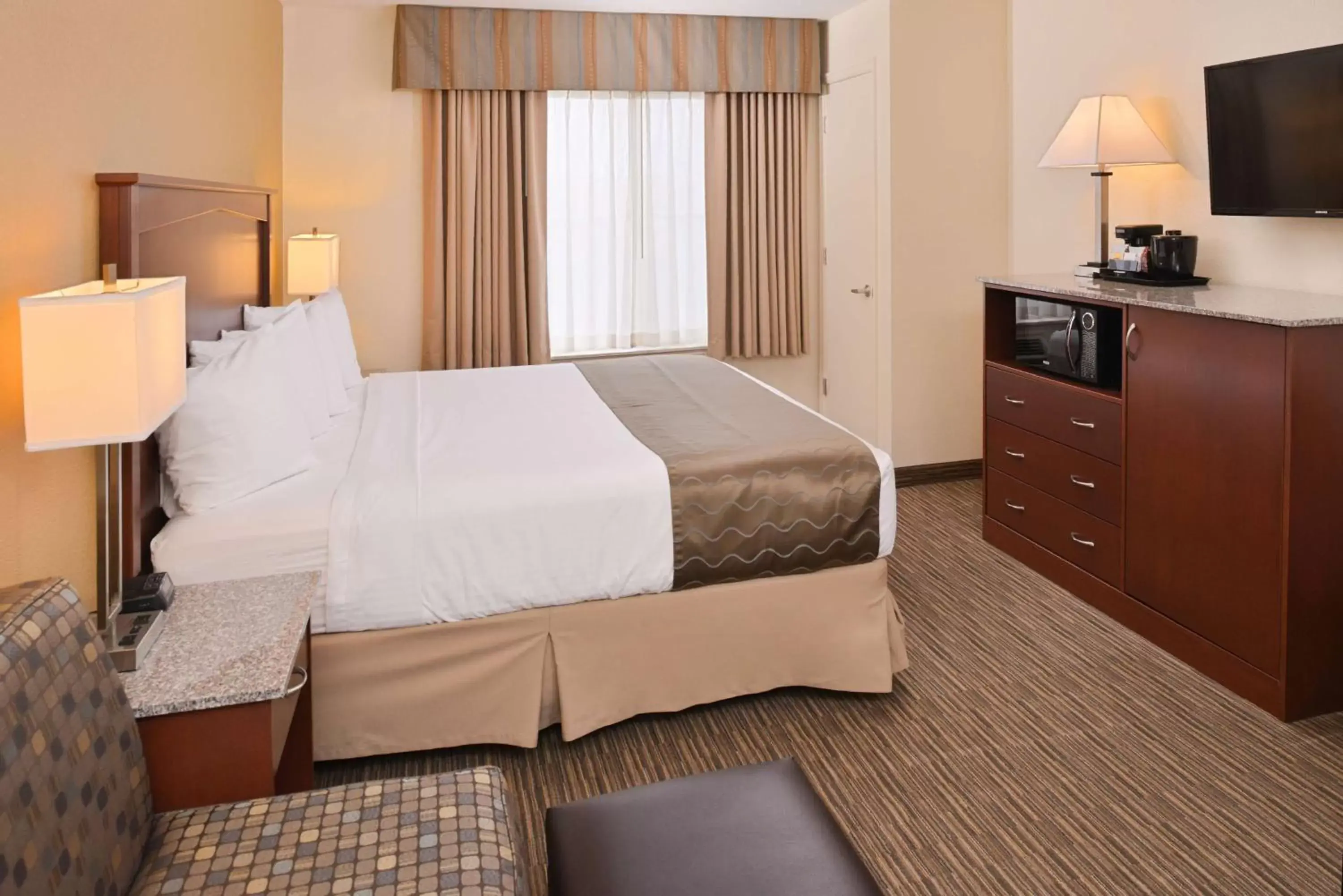 Photo of the whole room, Bed in Best Western Executive Inn & Suites