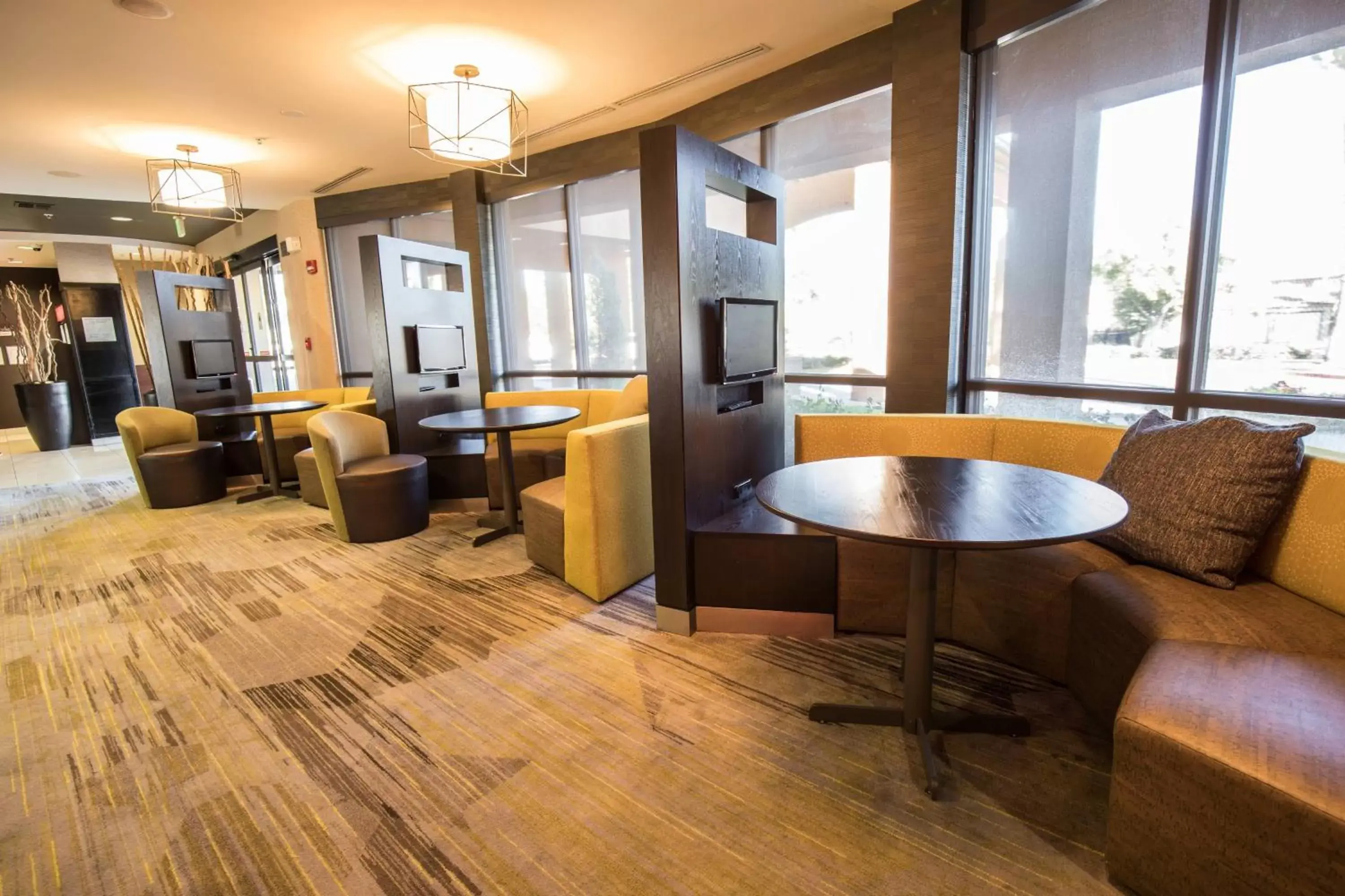 Restaurant/places to eat, Lounge/Bar in Courtyard by Marriott Merced