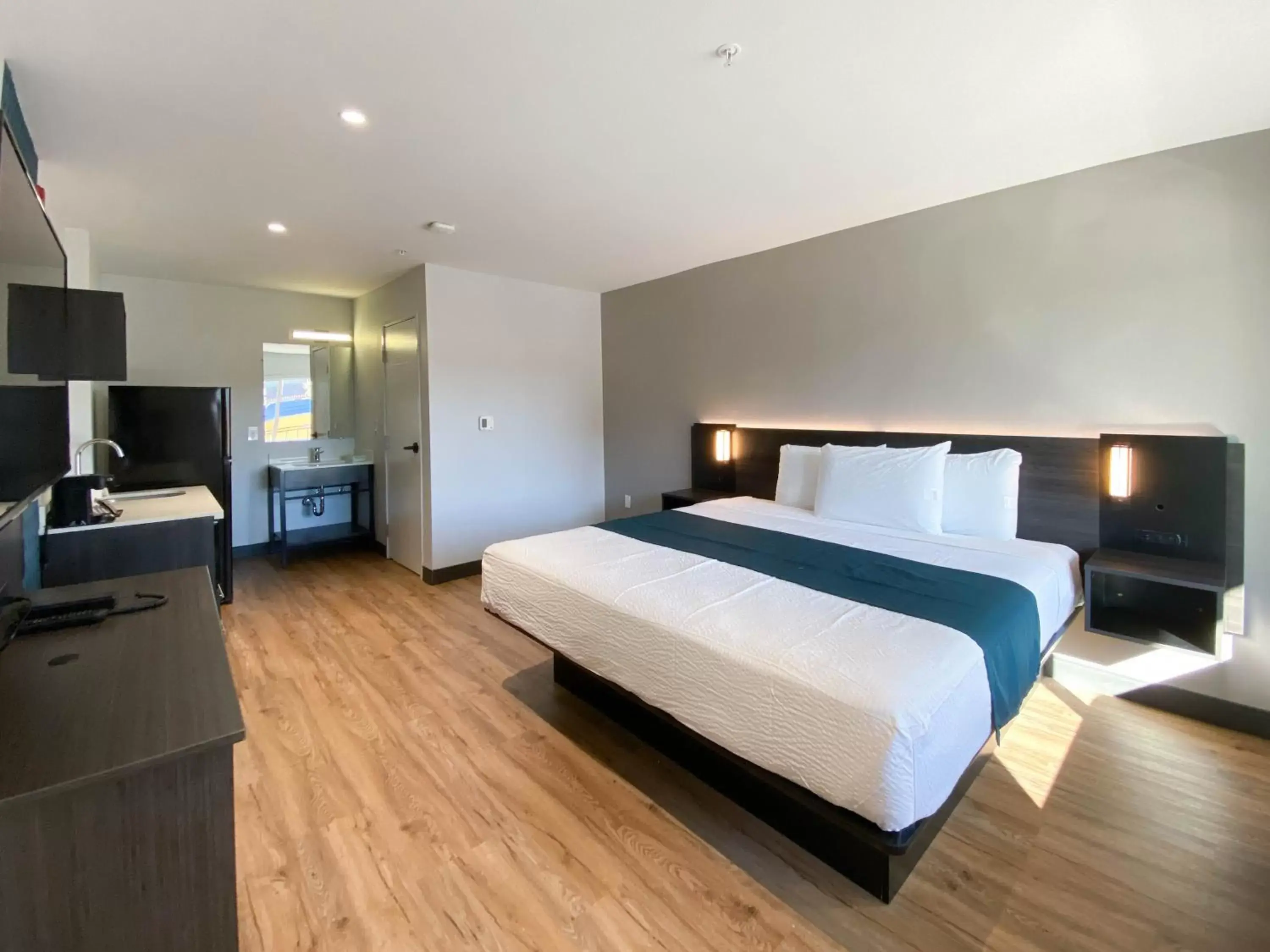 Bed in Studio 6 Suites Stockton, CA Waterfront
