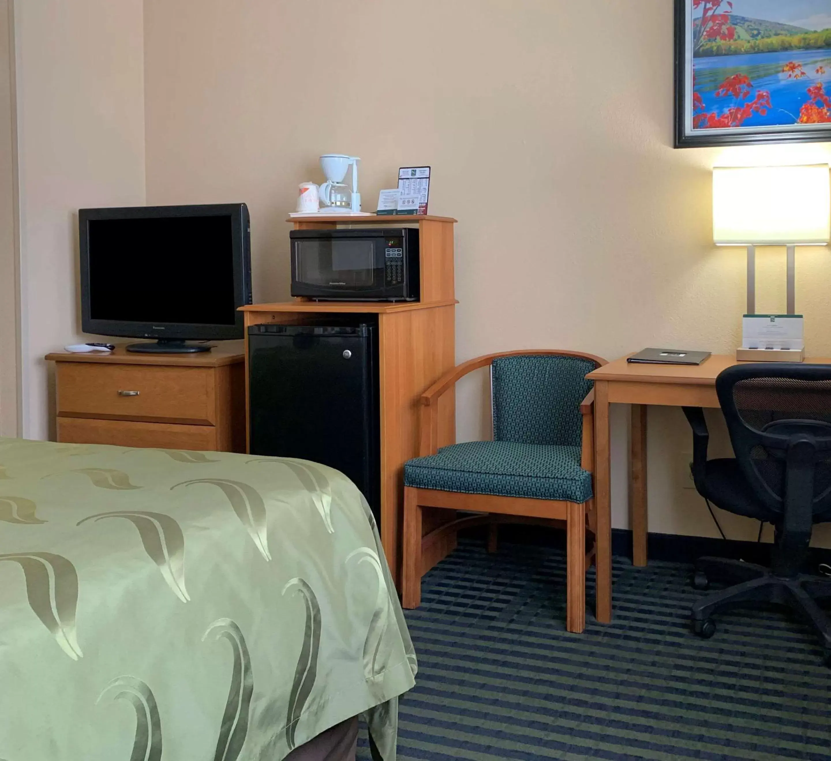 Photo of the whole room, TV/Entertainment Center in Quality Inn Ottawa near Starved Rock State Park