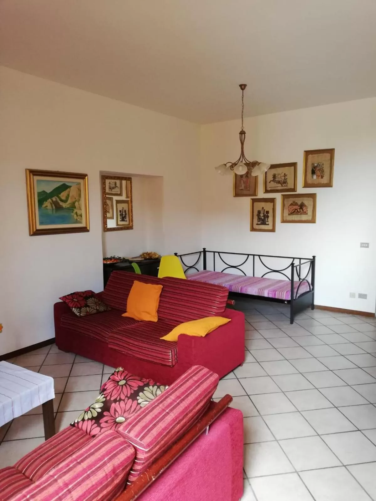 Living room, Bed in B&B Smeraldo Airport